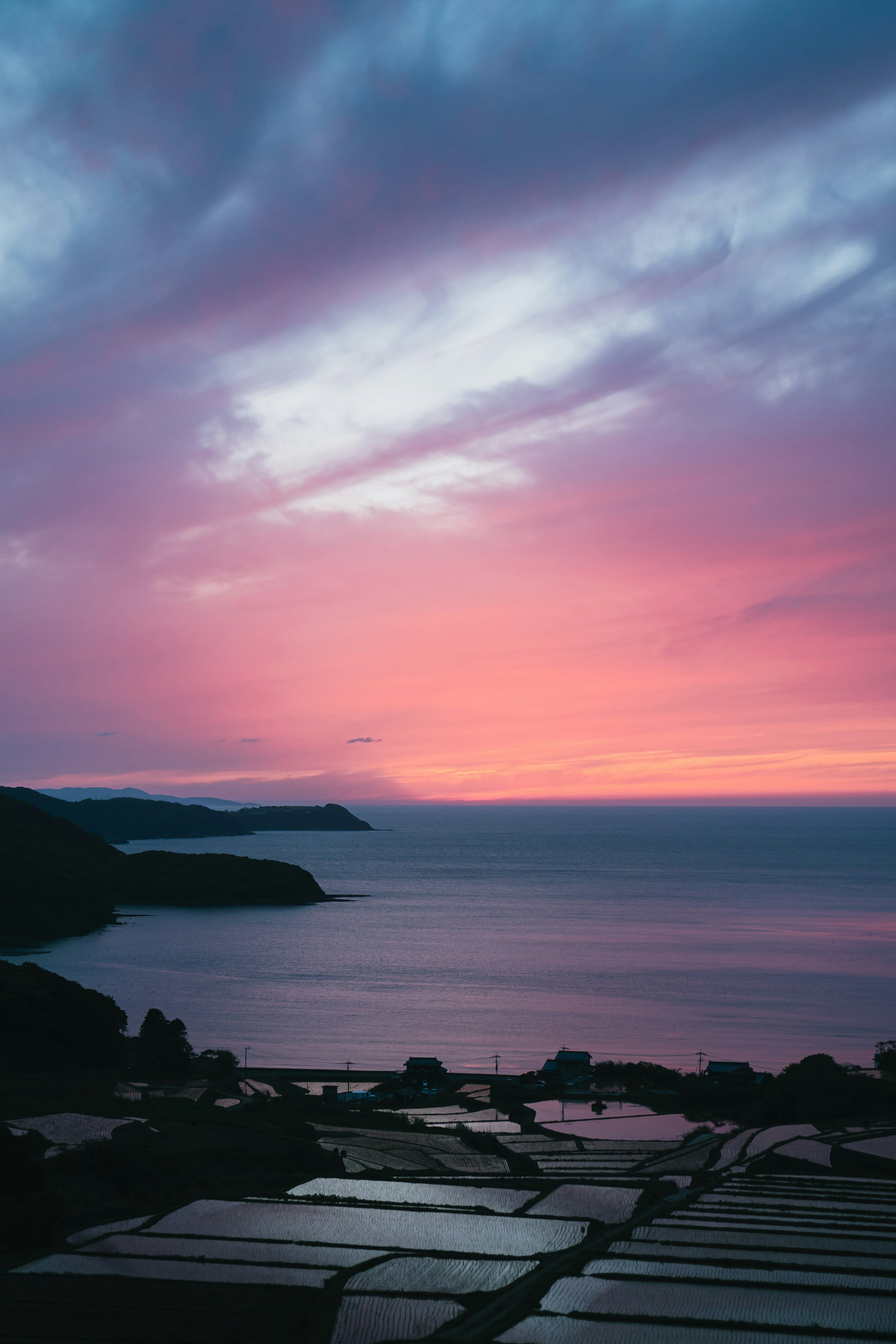 美しい夕焼けの海と岩場の風景