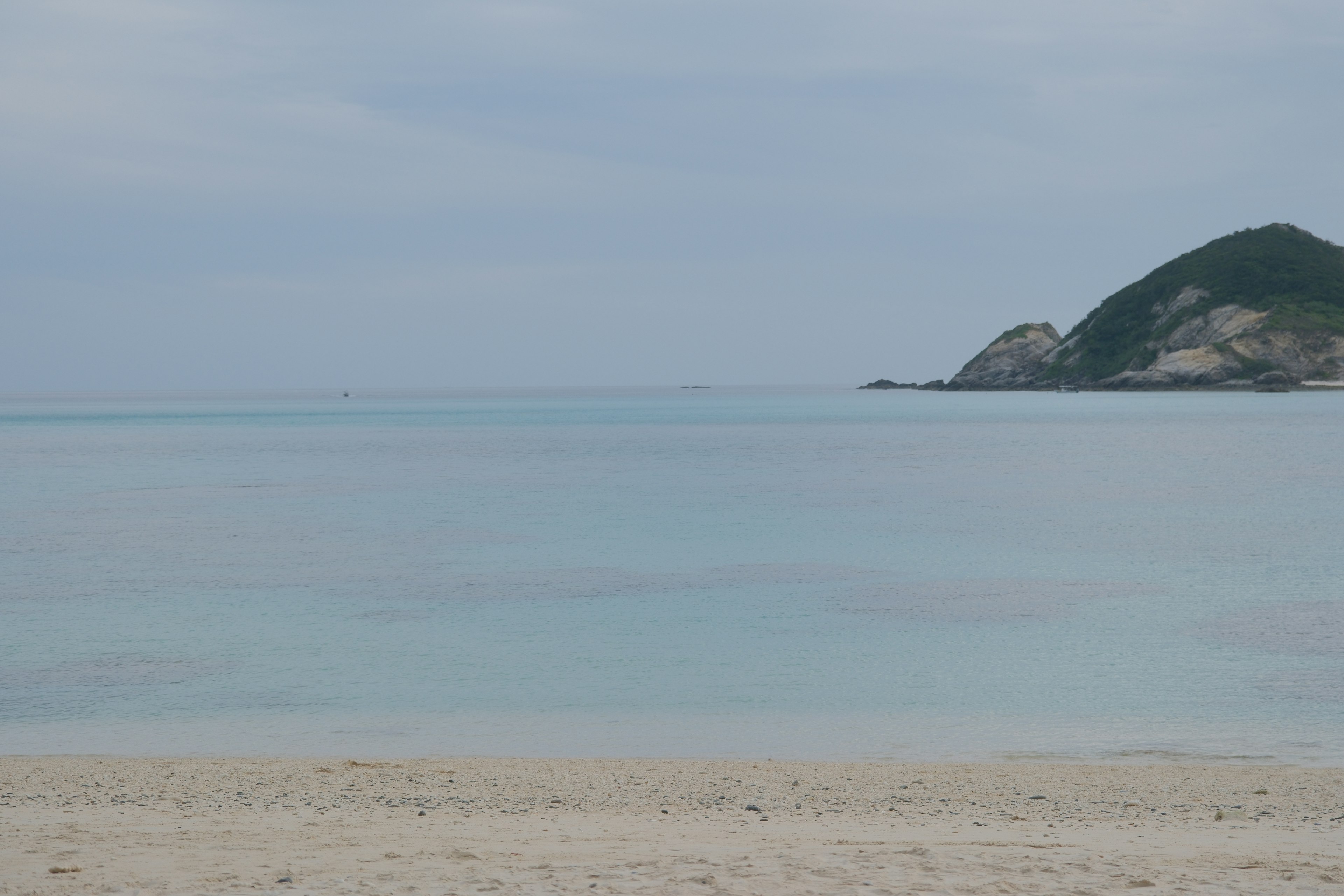 Plage avec mer calme et ciel bleu