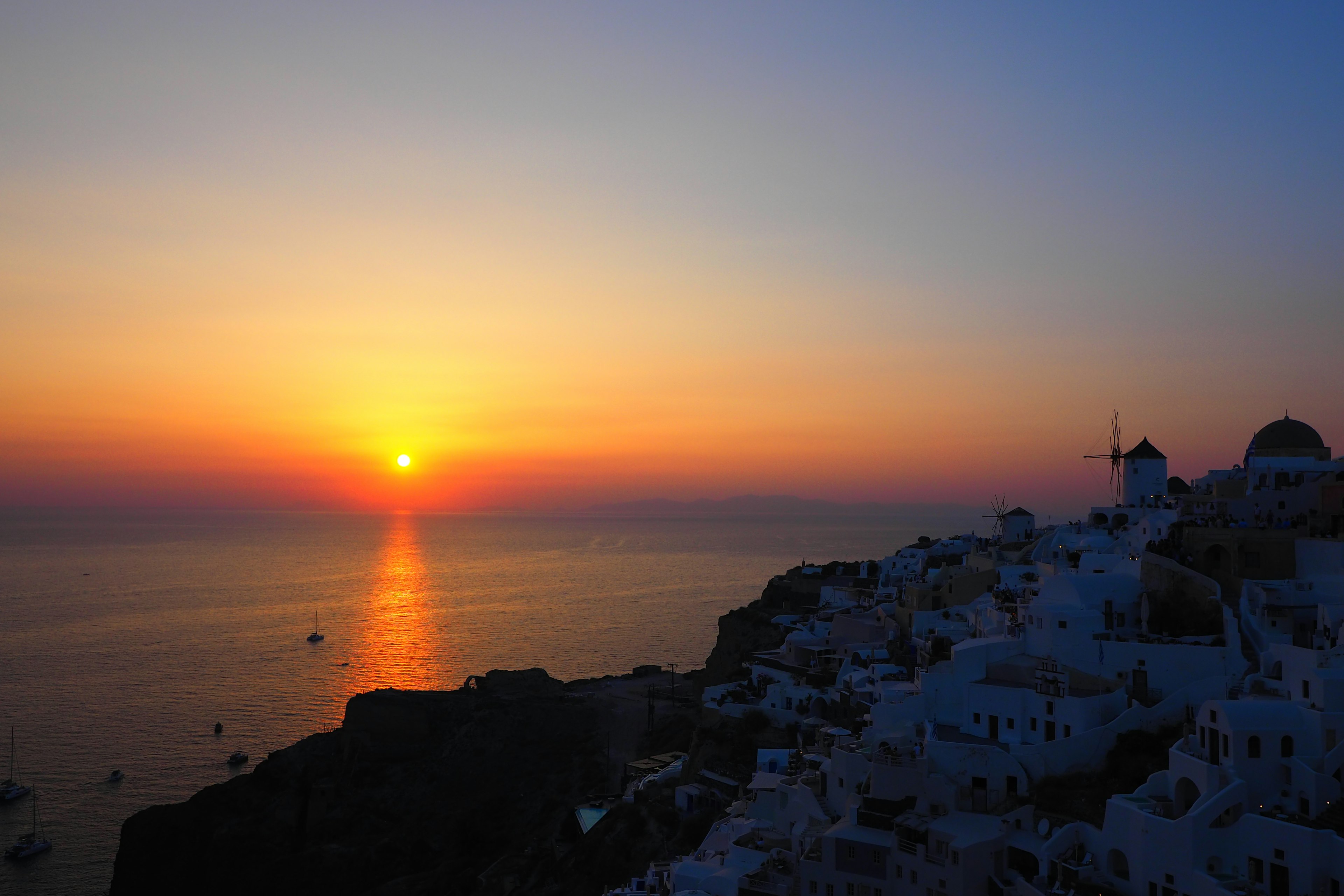 Pemandangan matahari terbenam yang indah di Santorini