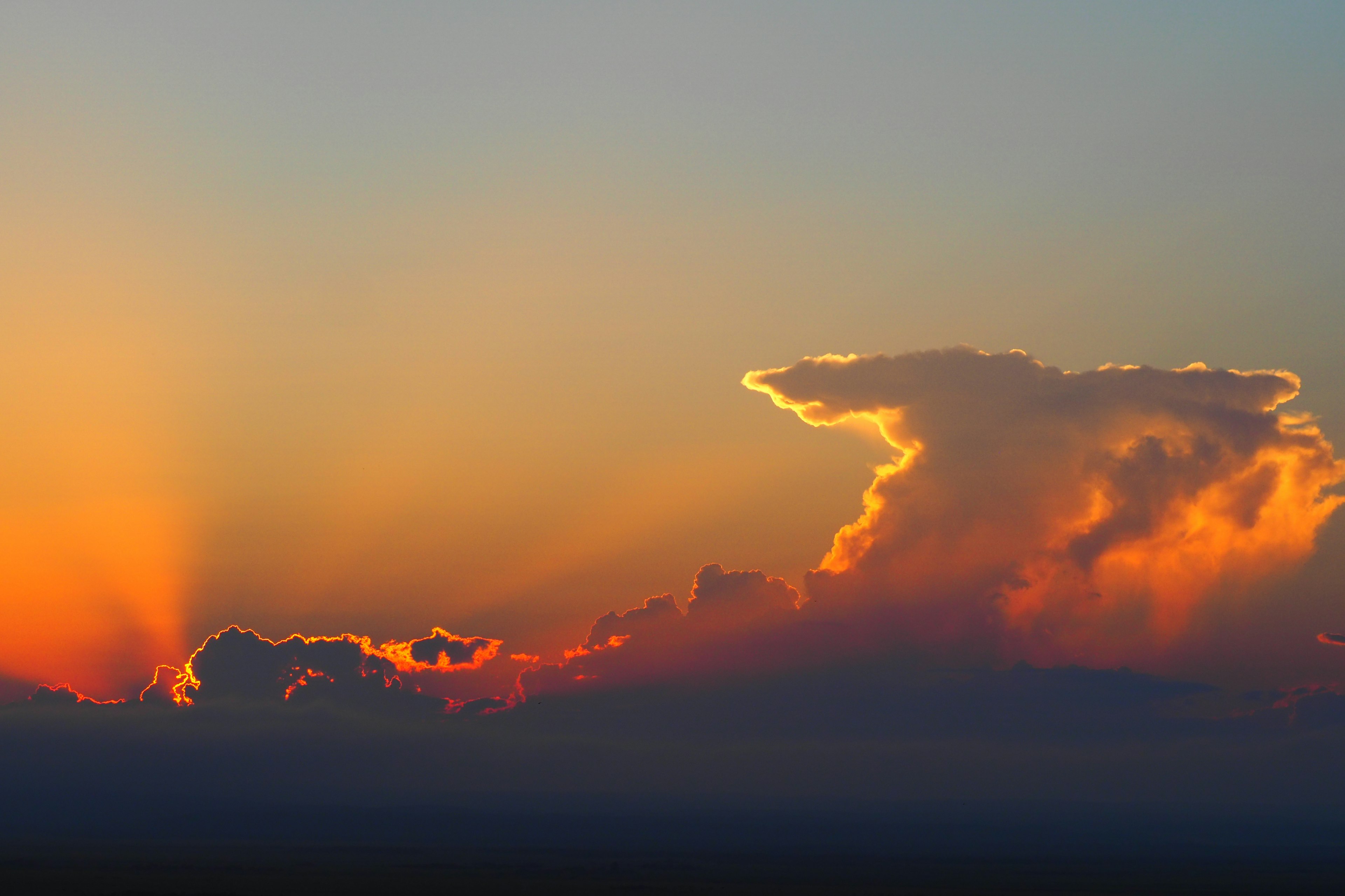 Langit senja yang indah dengan awan siluet