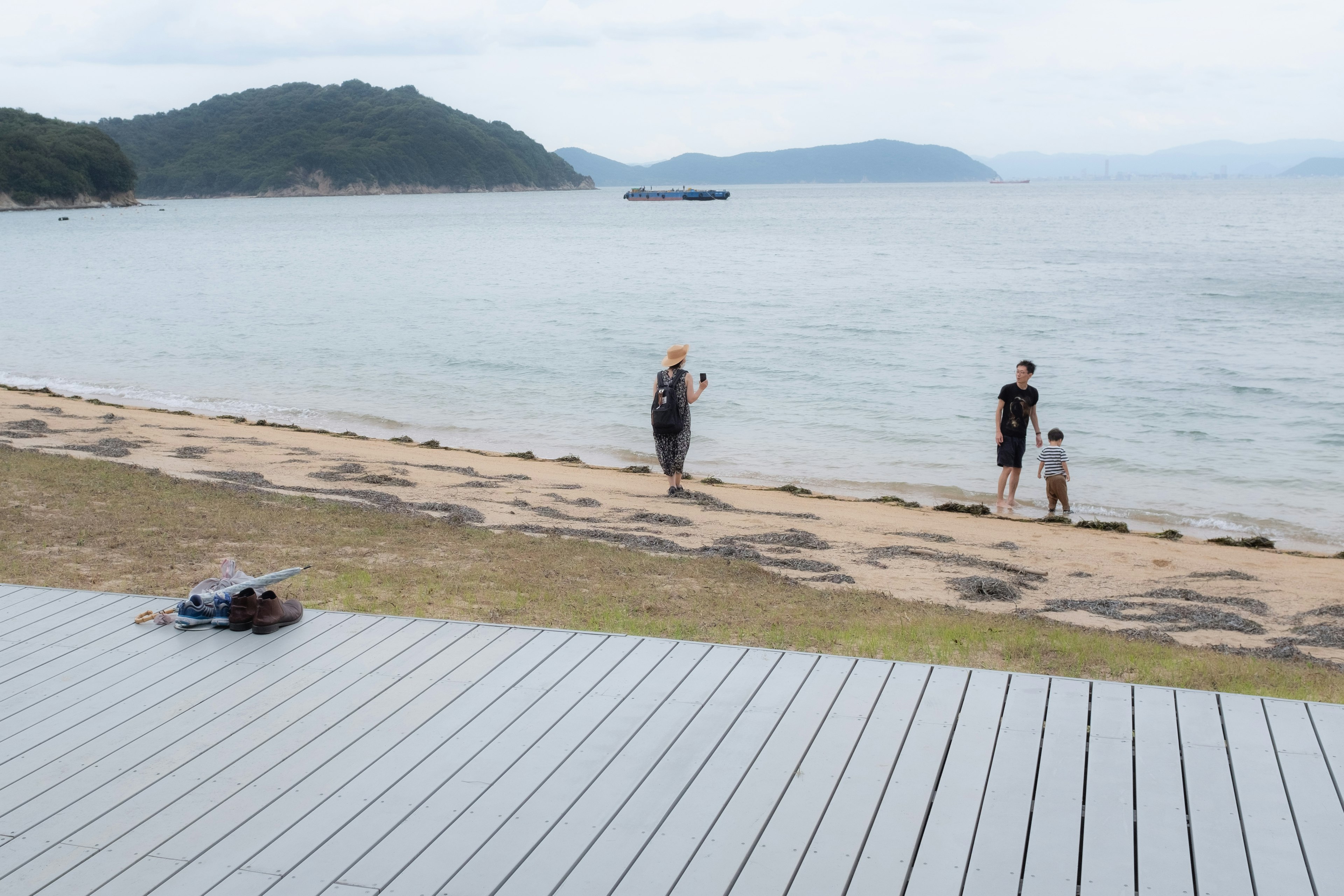 Famille profitant du temps à la plage avec un enfant