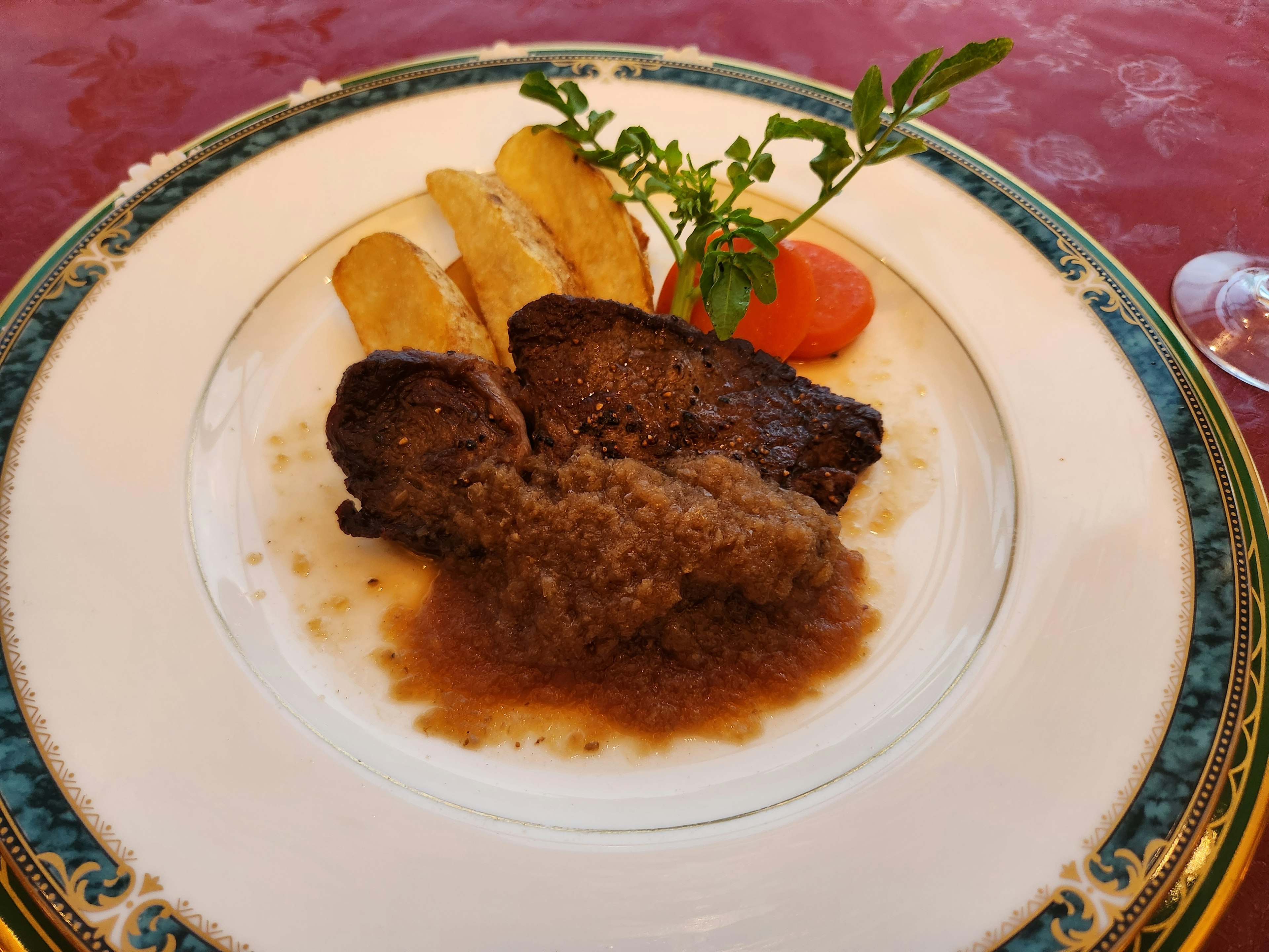 Piatto di carne delizioso servito con platani e un pomodoro