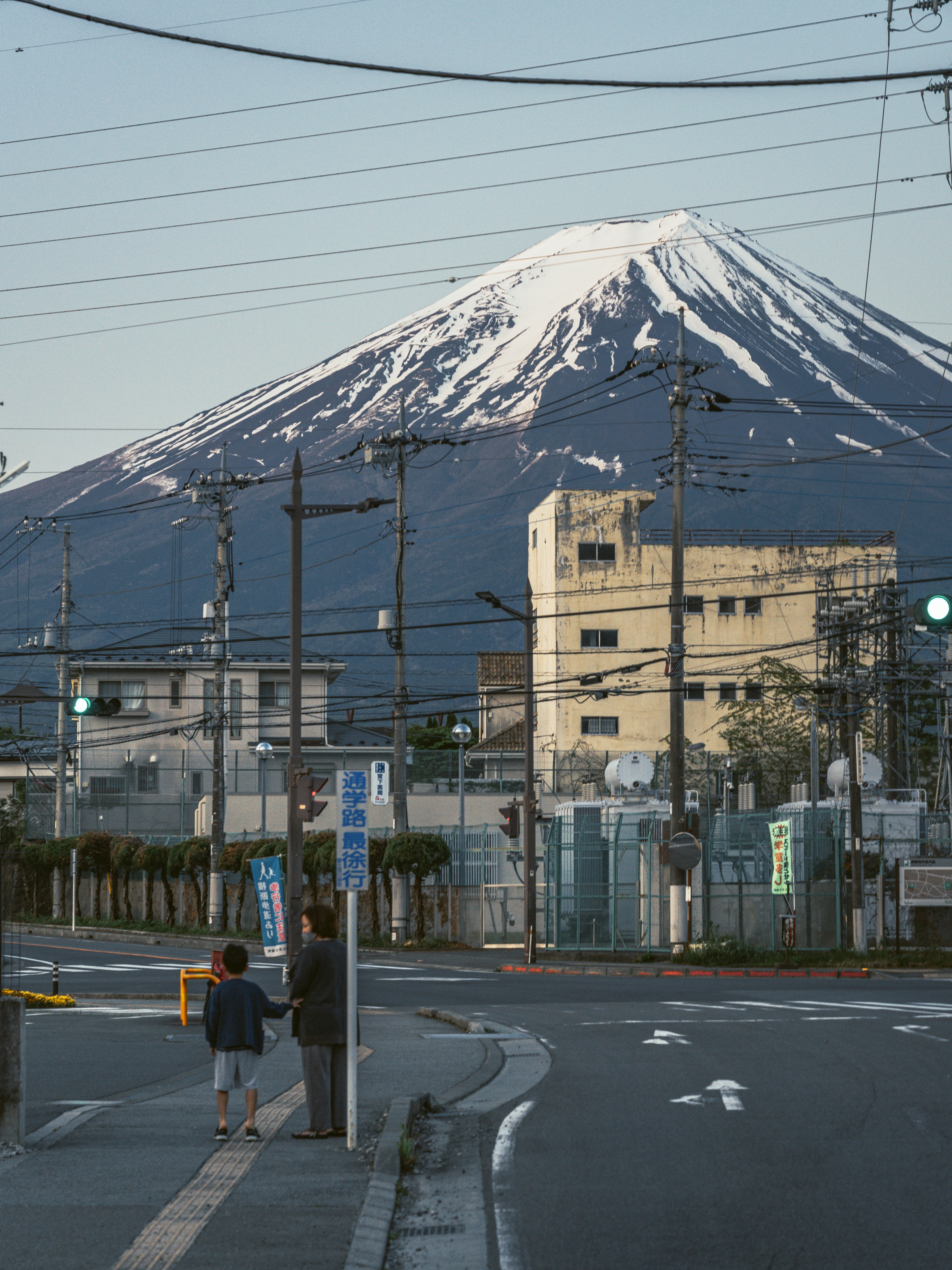 孩子们在街上走，背景是富士山