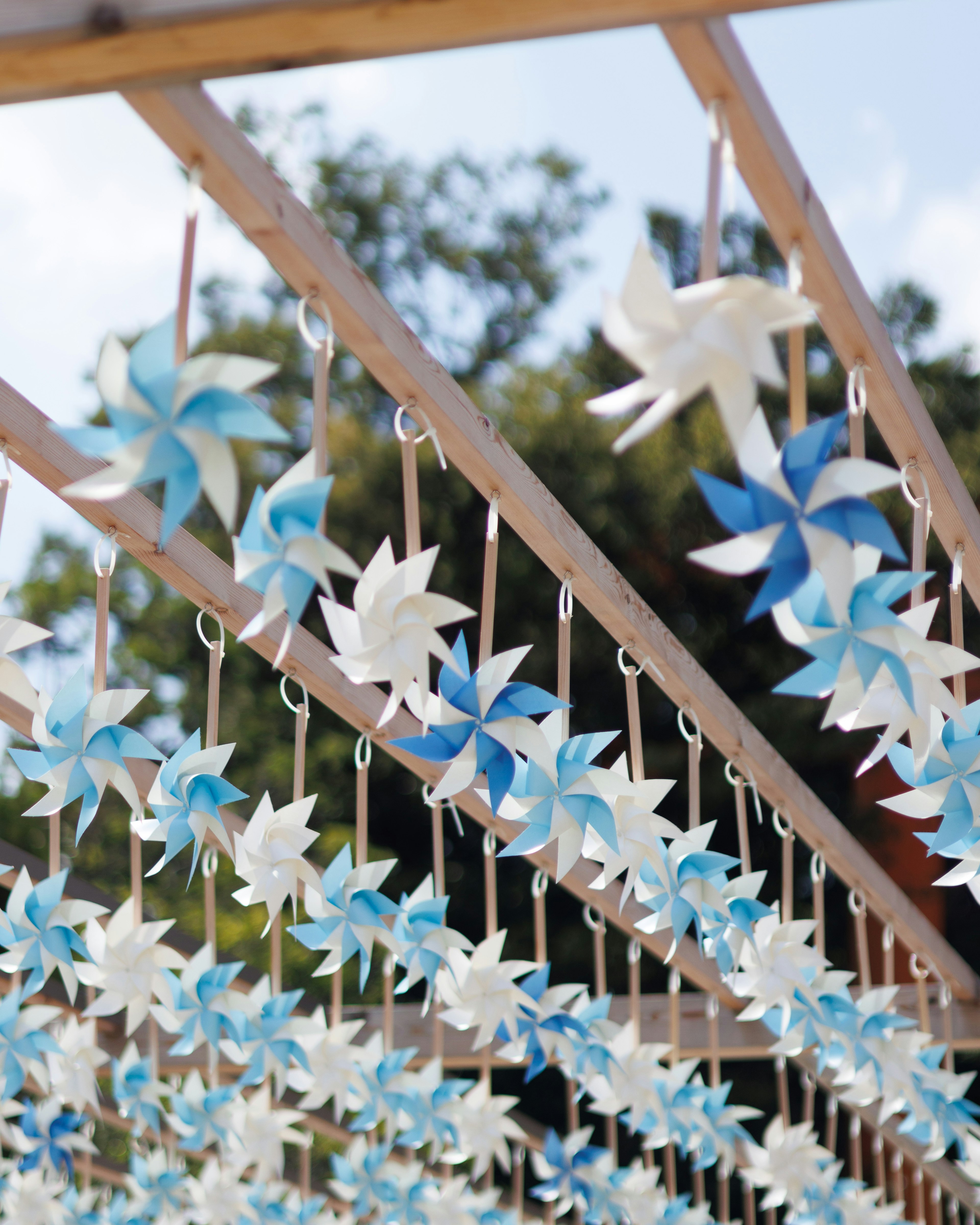 Des moulins à vent bleus et blancs suspendus en décoration