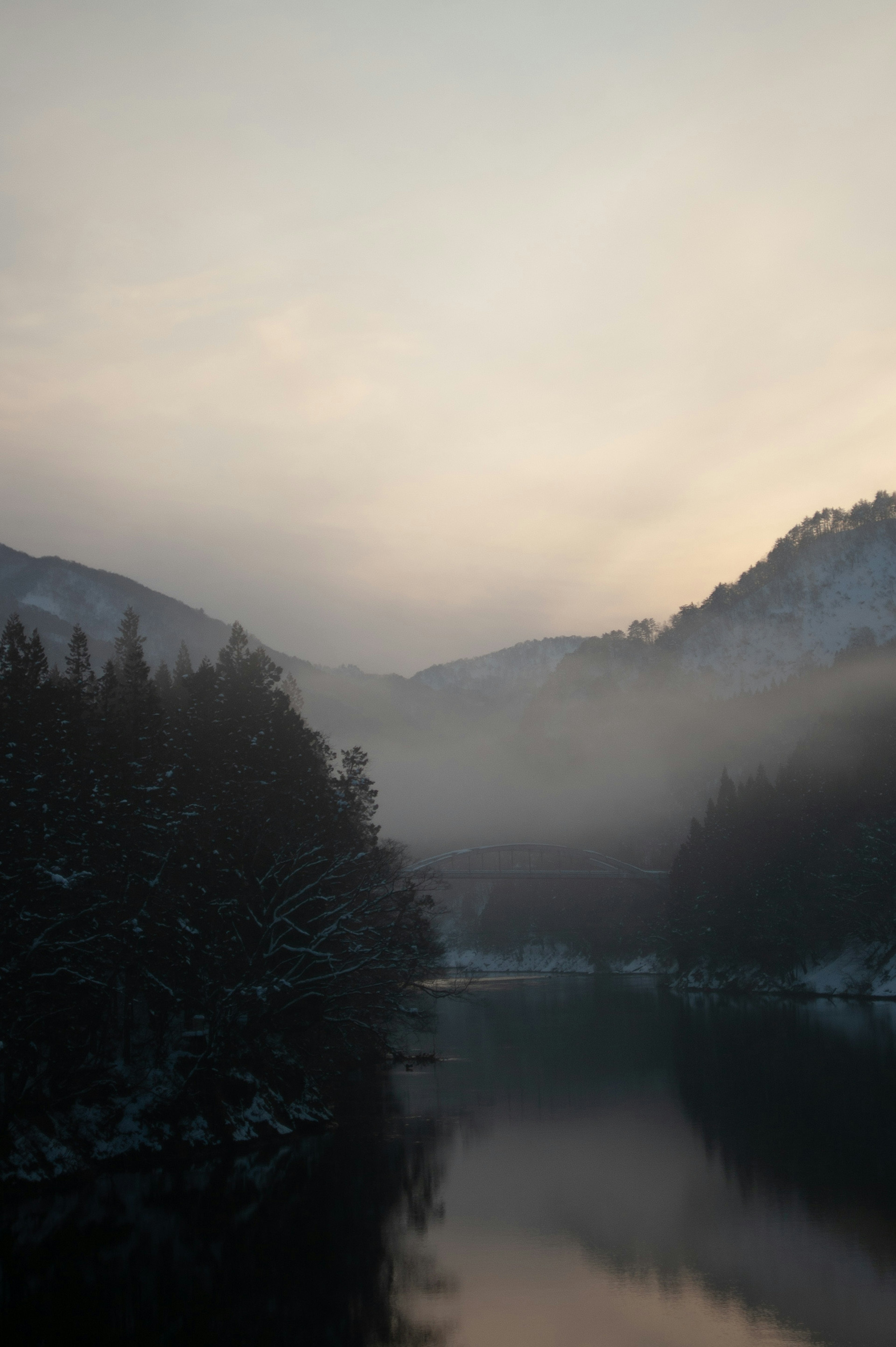 静かな山の風景、霧がかかった川、夕暮れの柔らかい光