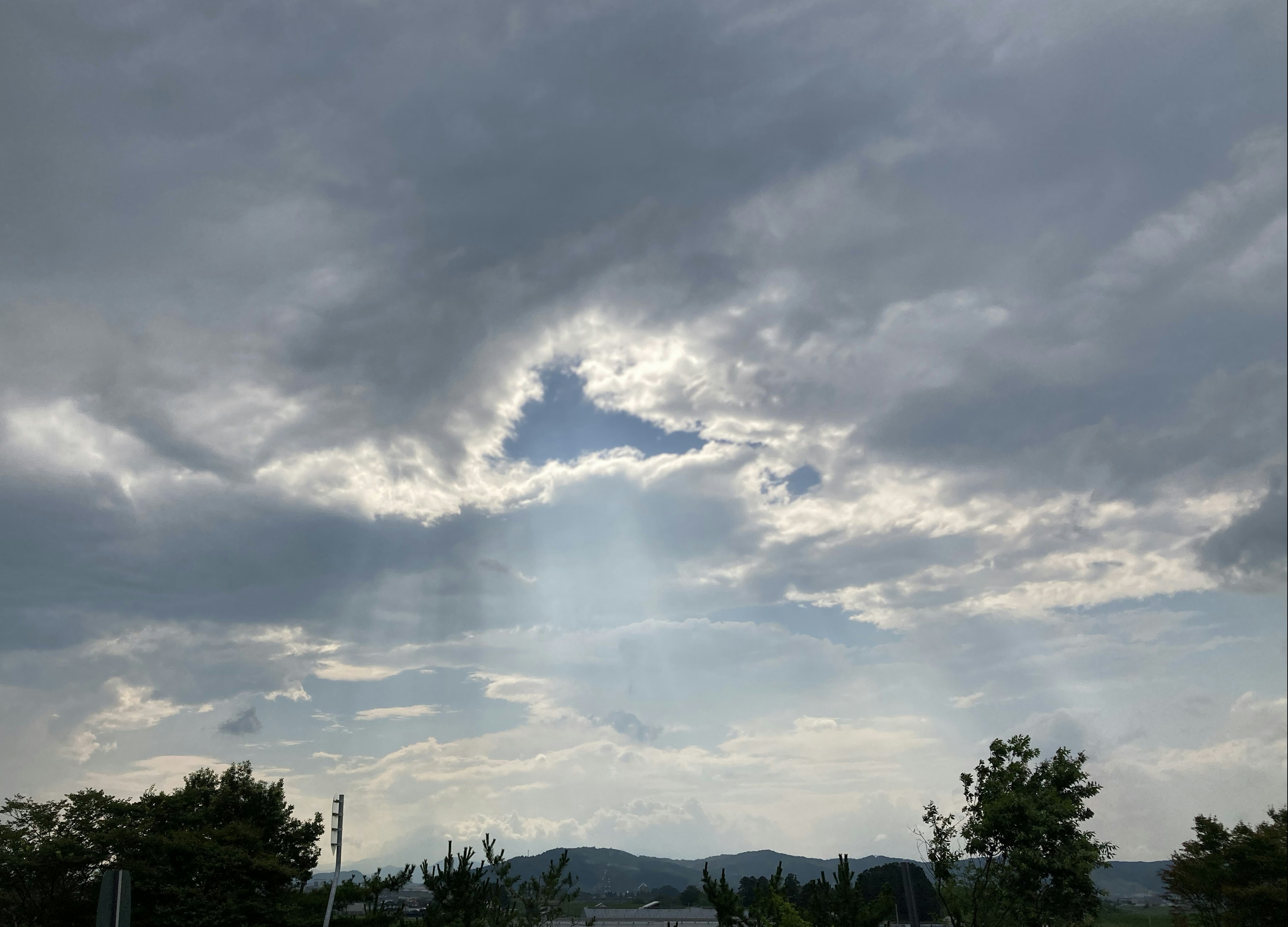 Pemandangan langit dengan awan dan sekilas biru