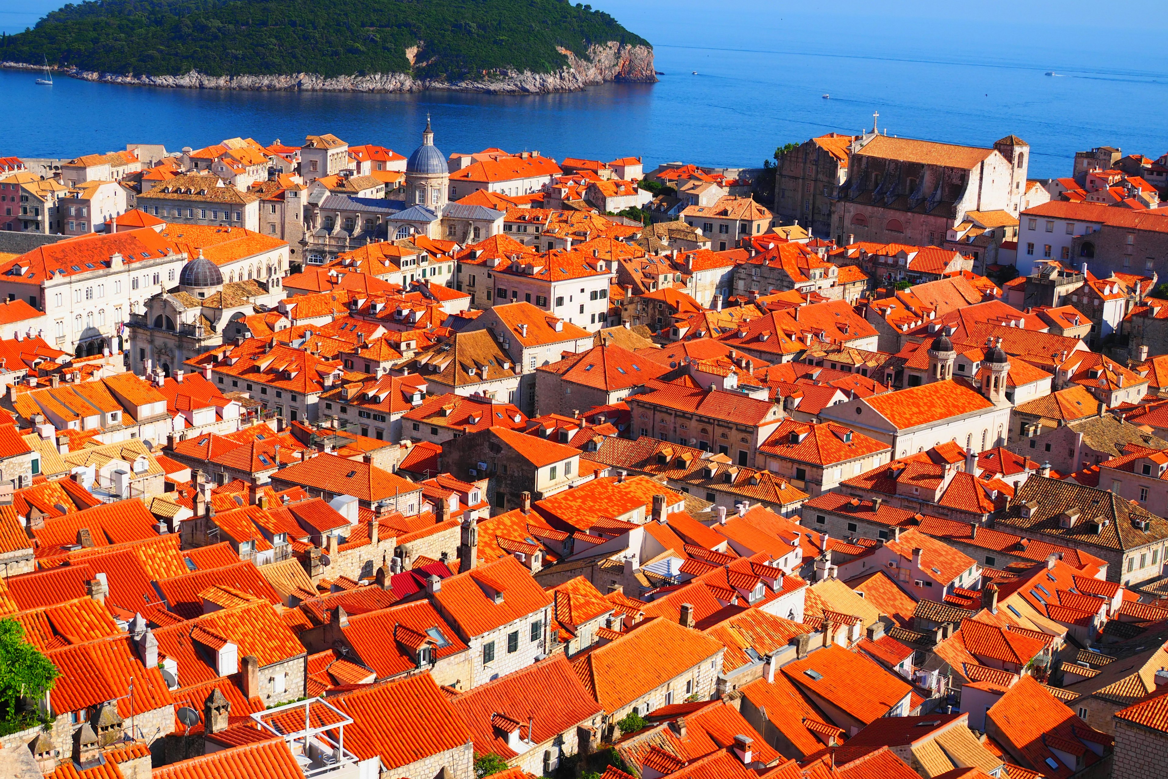 Pemandangan indah Dubrovnik dengan atap oranye cerah dan laut biru di latar belakang