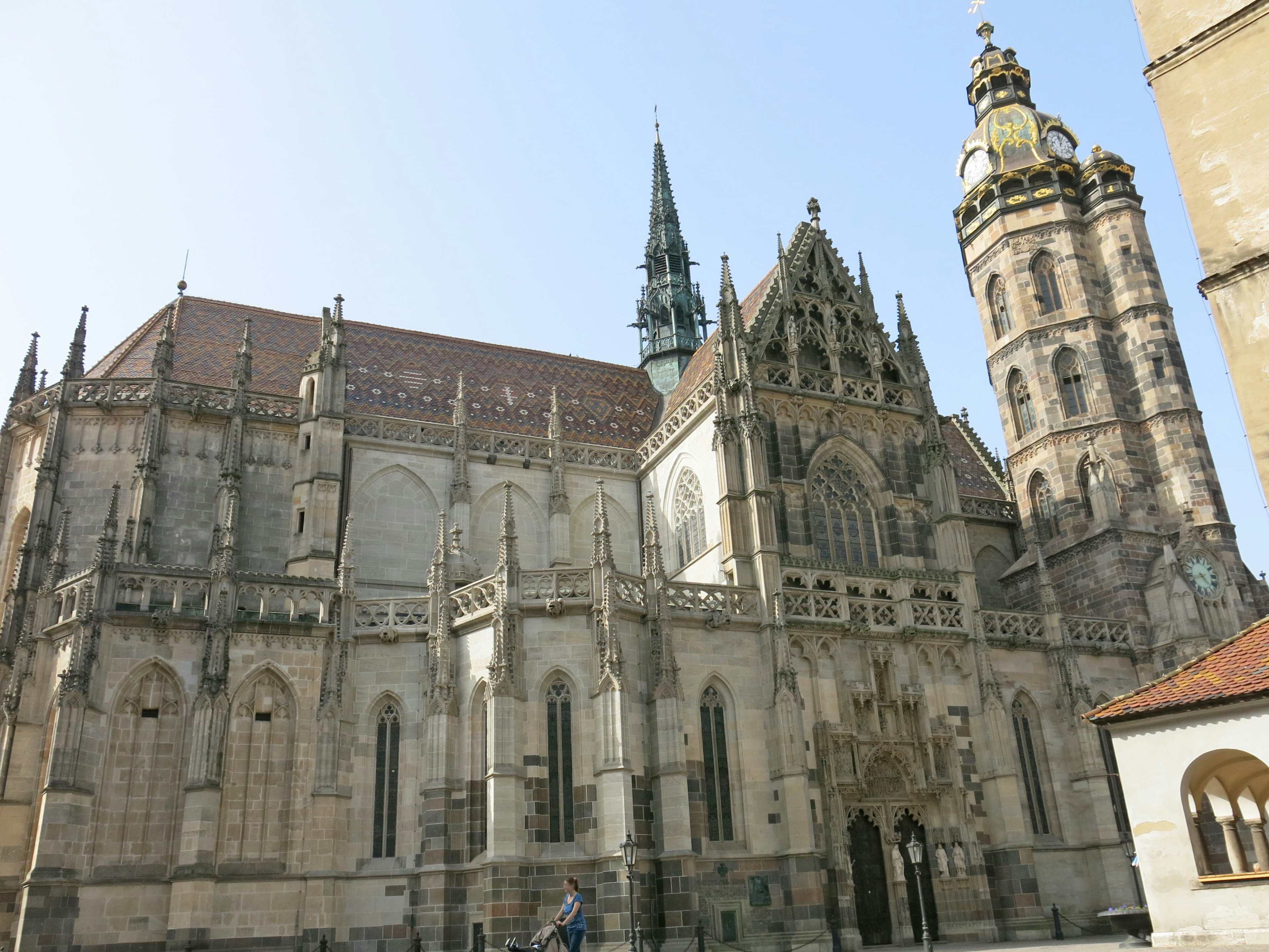 El magnífico exterior de la catedral de San Vito en el castillo de Praga