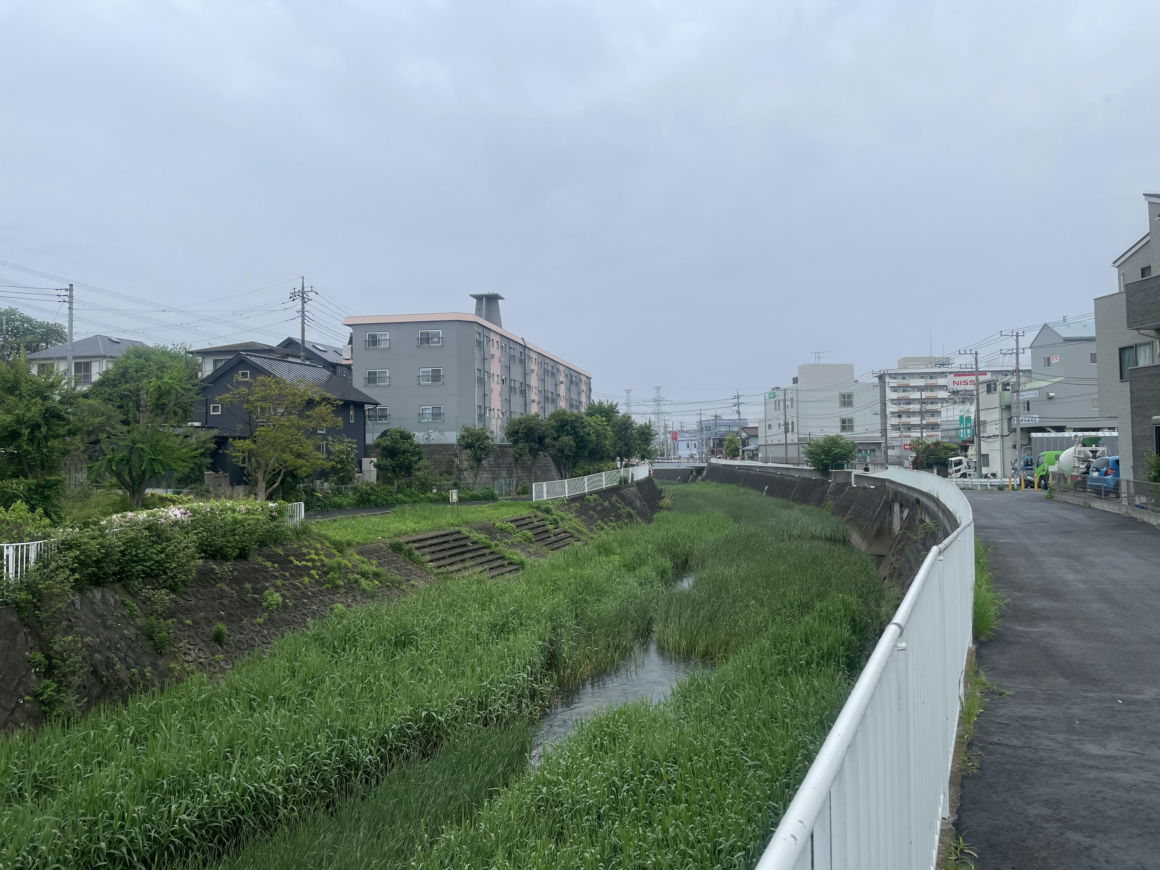 Zona residencial a lo largo de un río con un entorno verde