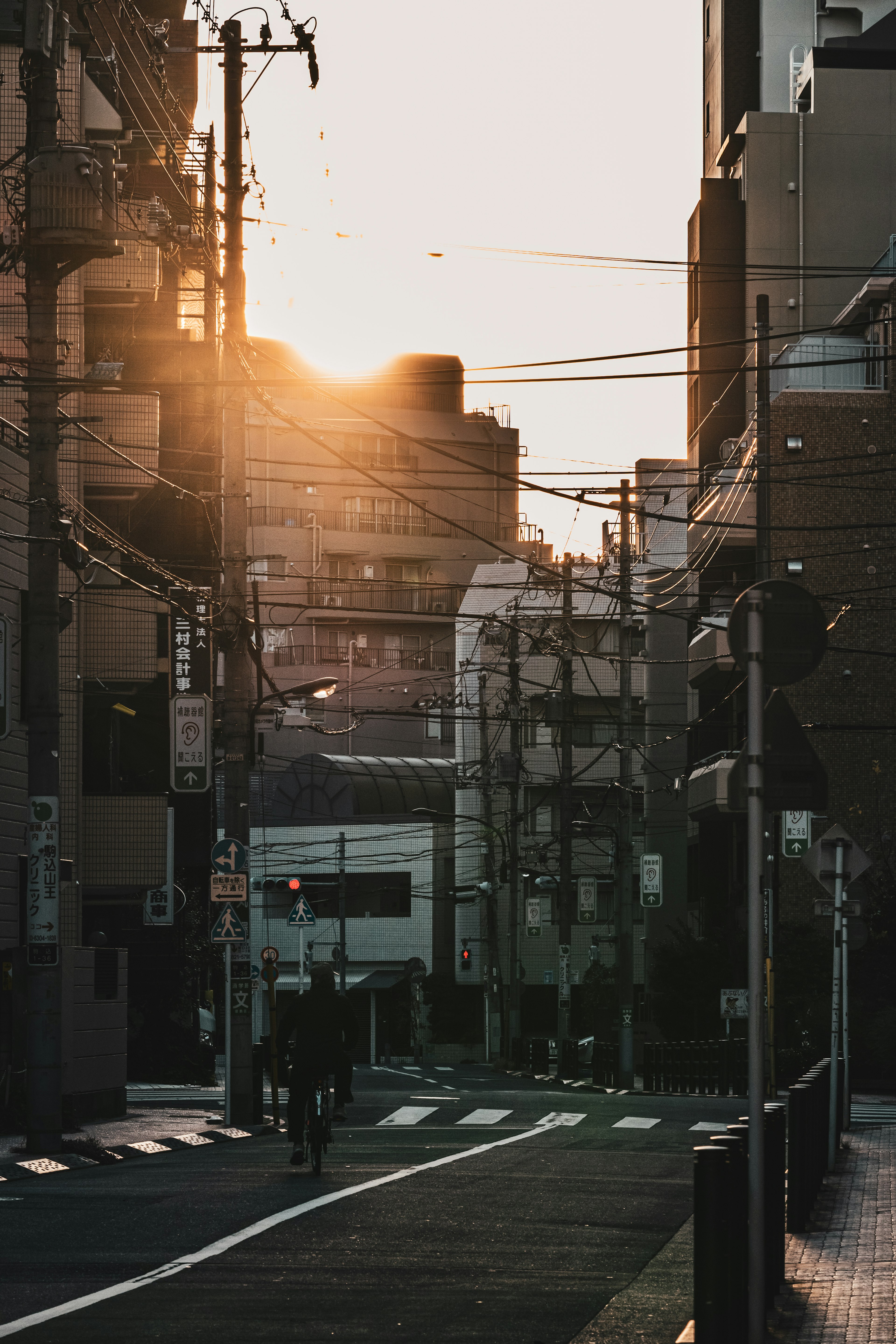 日落时分的城市街道，温暖的光线和建筑物