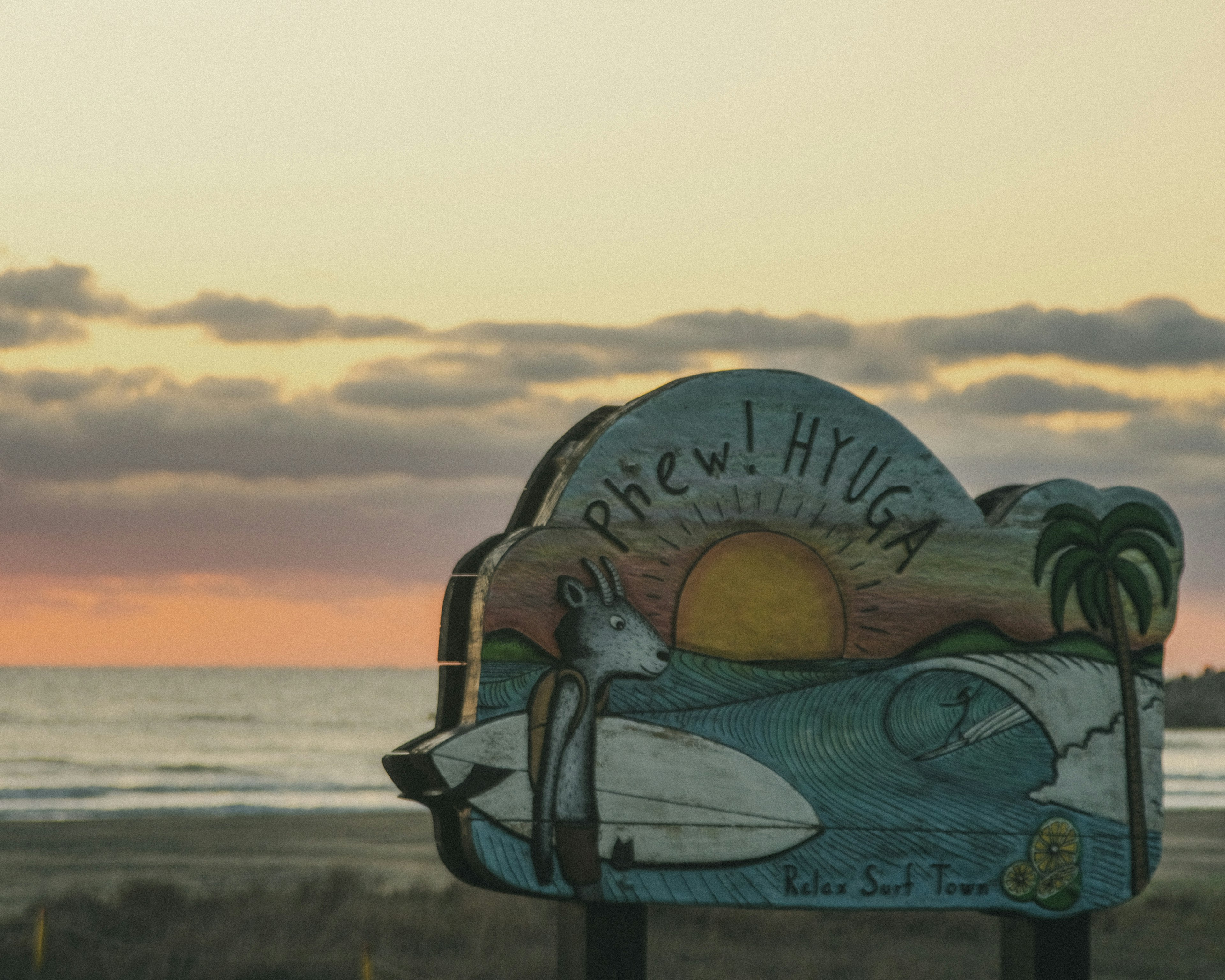 Cartello da surf con tramonto e vista dell'oceano