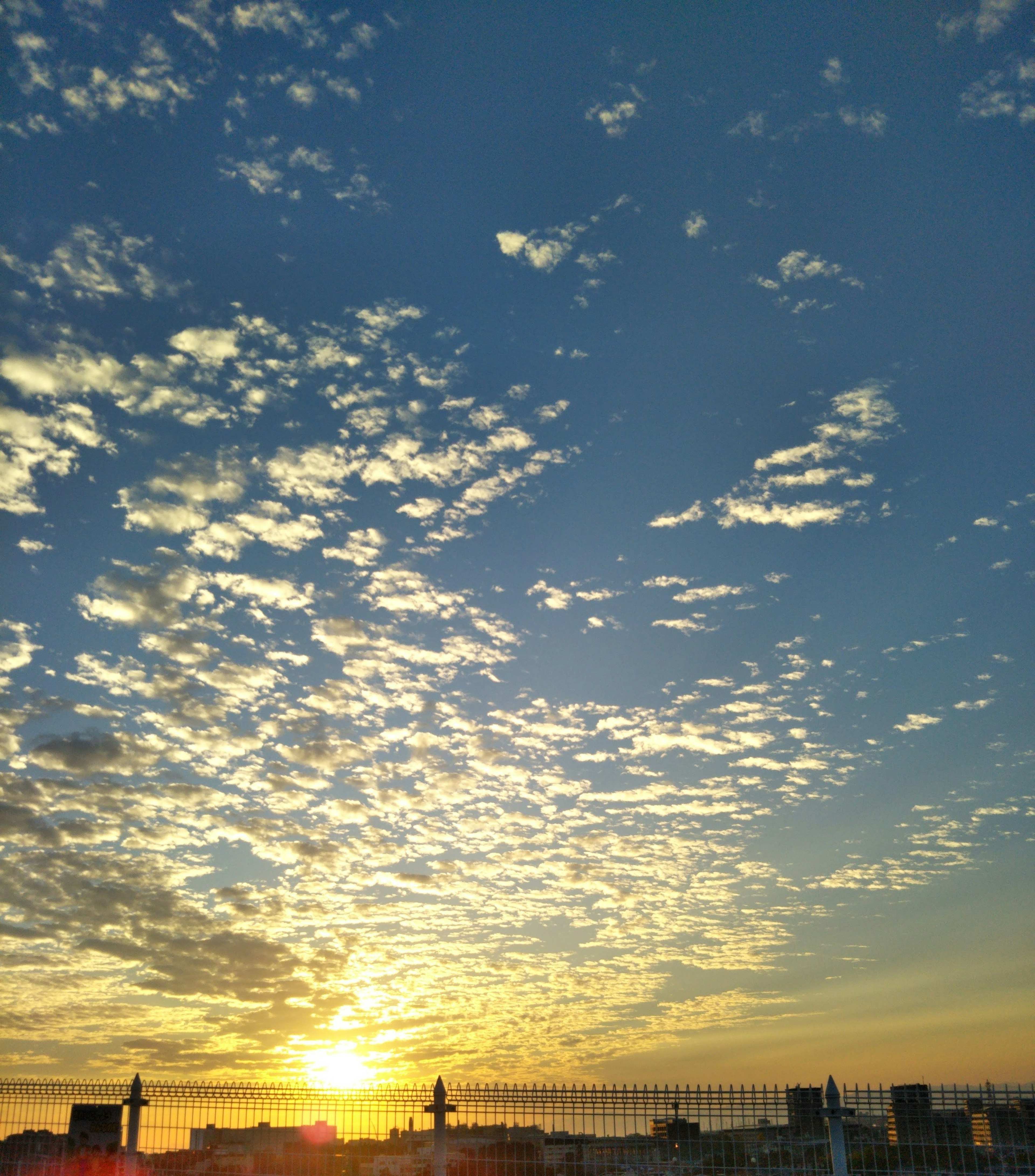 Hermoso cielo al atardecer con nubes dispersas