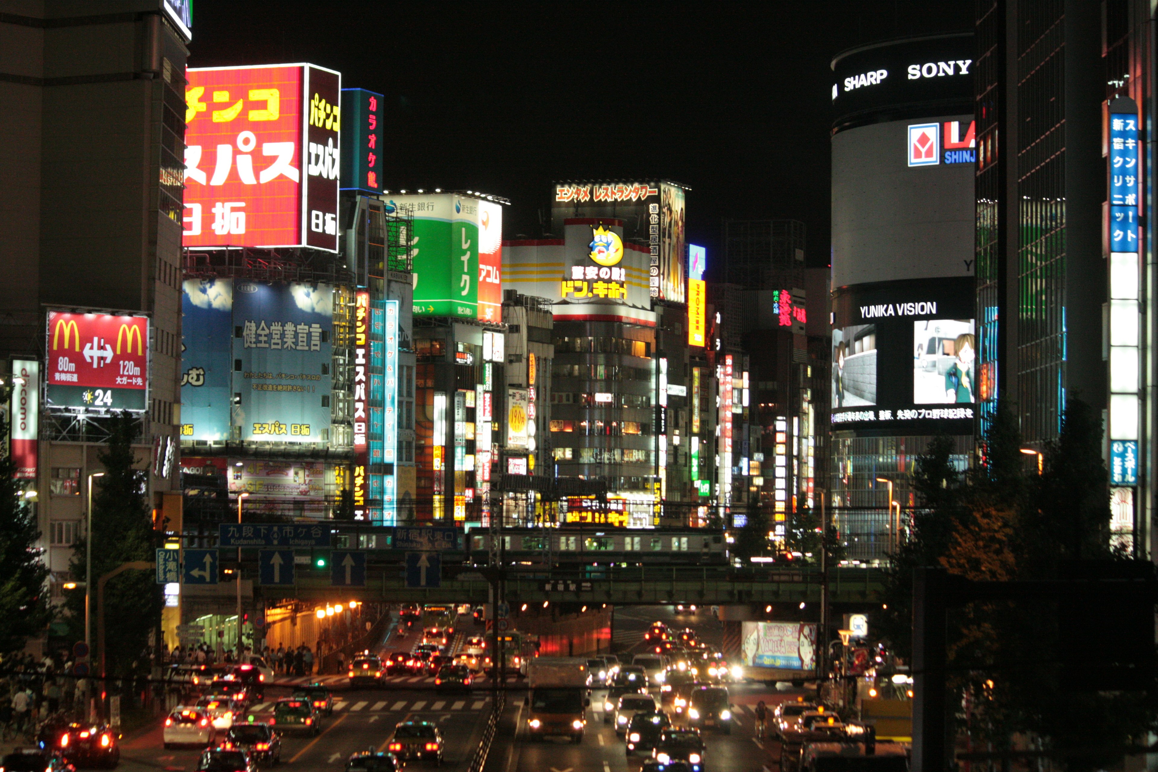 Pemandangan malam Shinjuku dengan papan neon dan lalu lintas