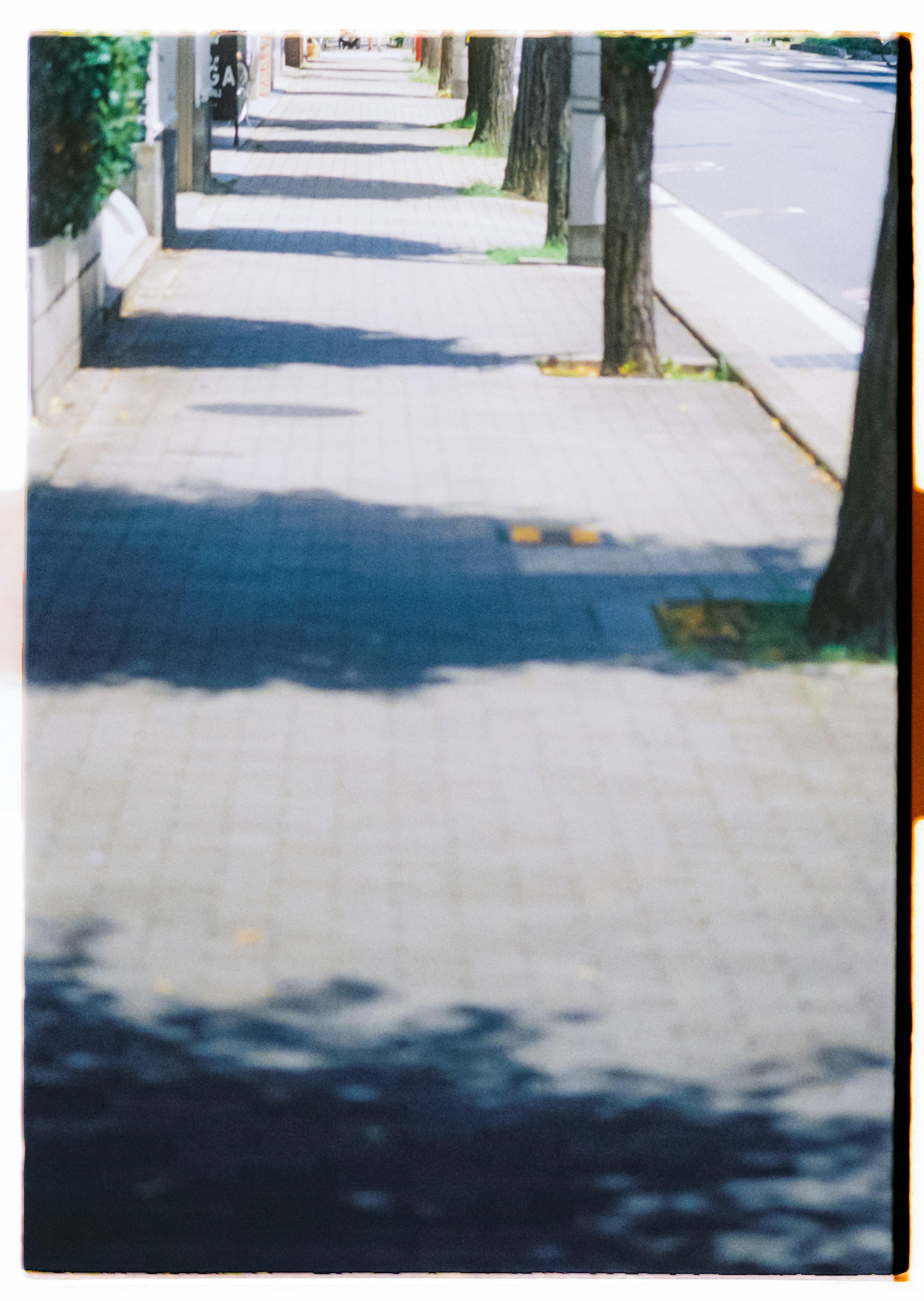 Acera con sombras y patrones de azulejos