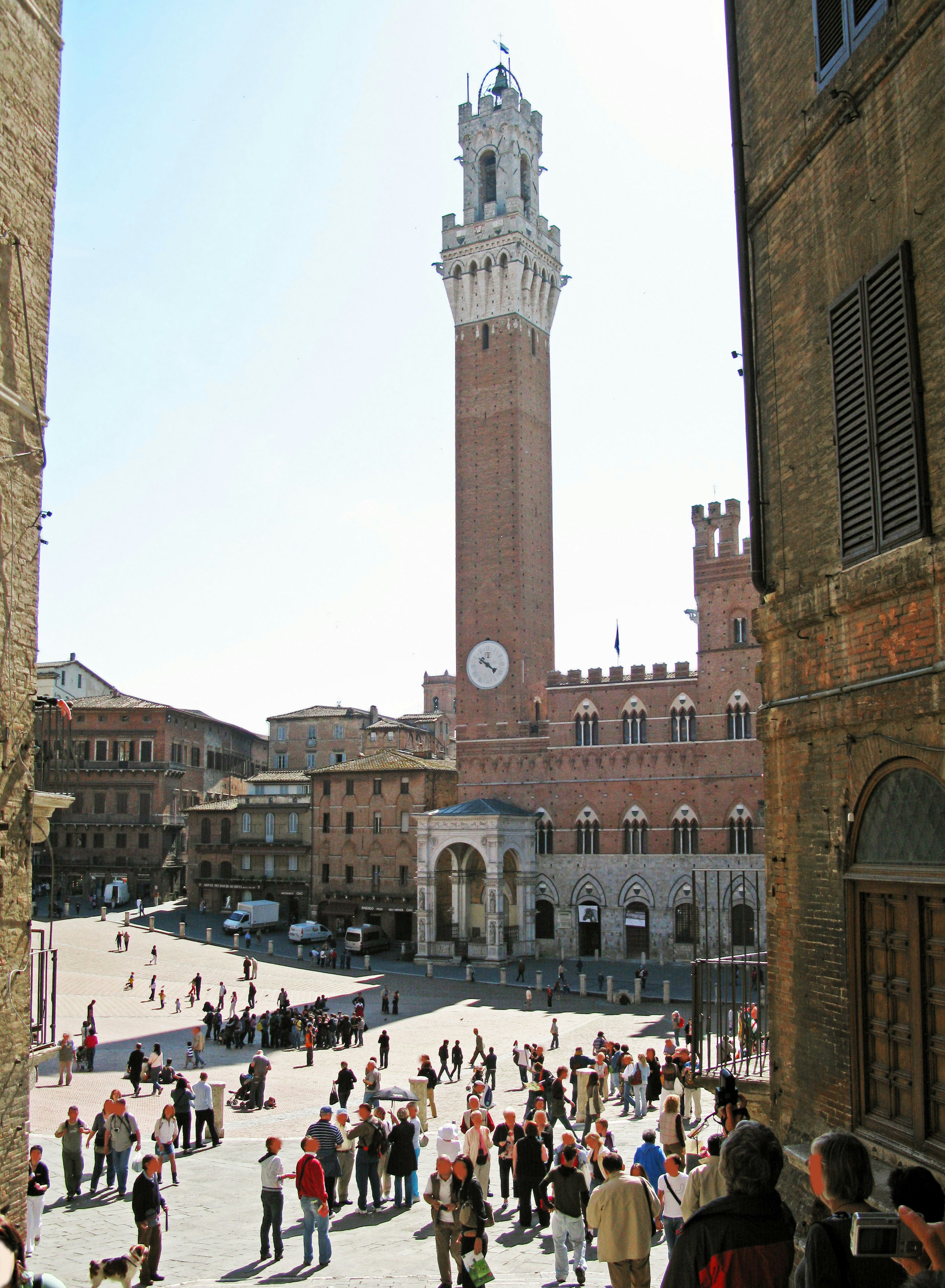 Piazza del Campo di Siena dengan Torre del Mangia dan kerumunan