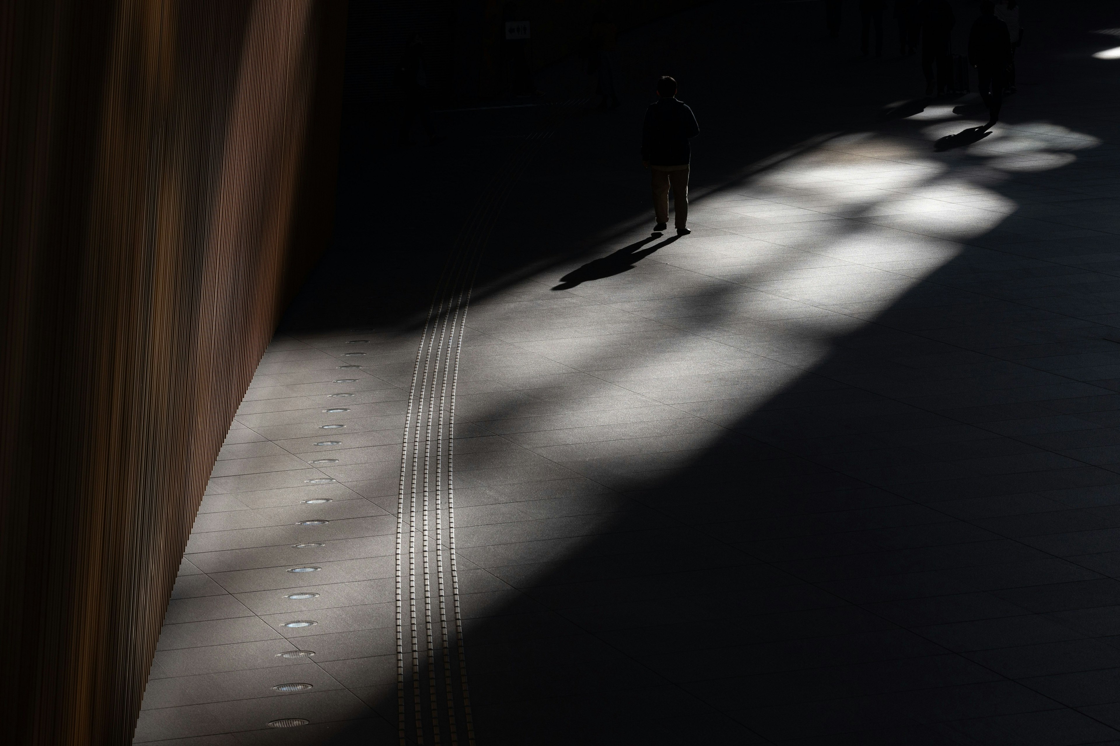 Contraste de lumière et d'ombre avec une silhouette dans un espace sombre