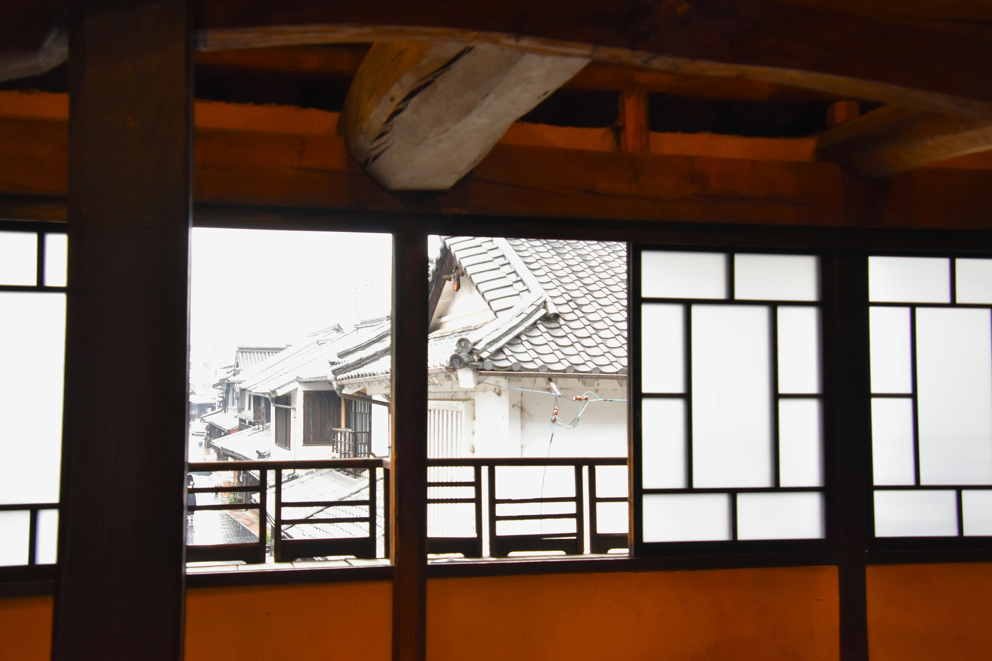 Vista de un paisaje nevado a través de ventanas japonesas tradicionales