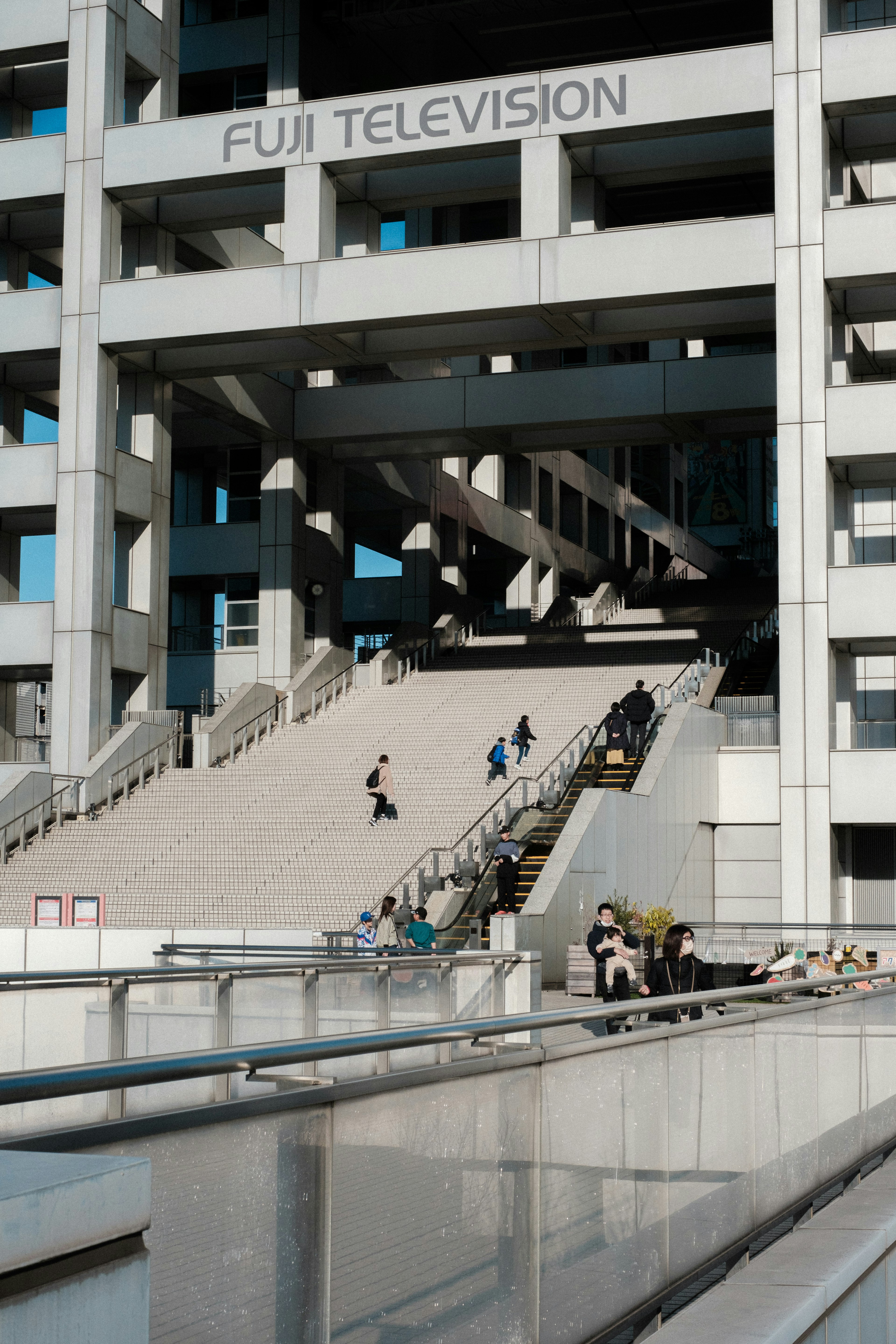 フジテレビビルの階段と人々の動き