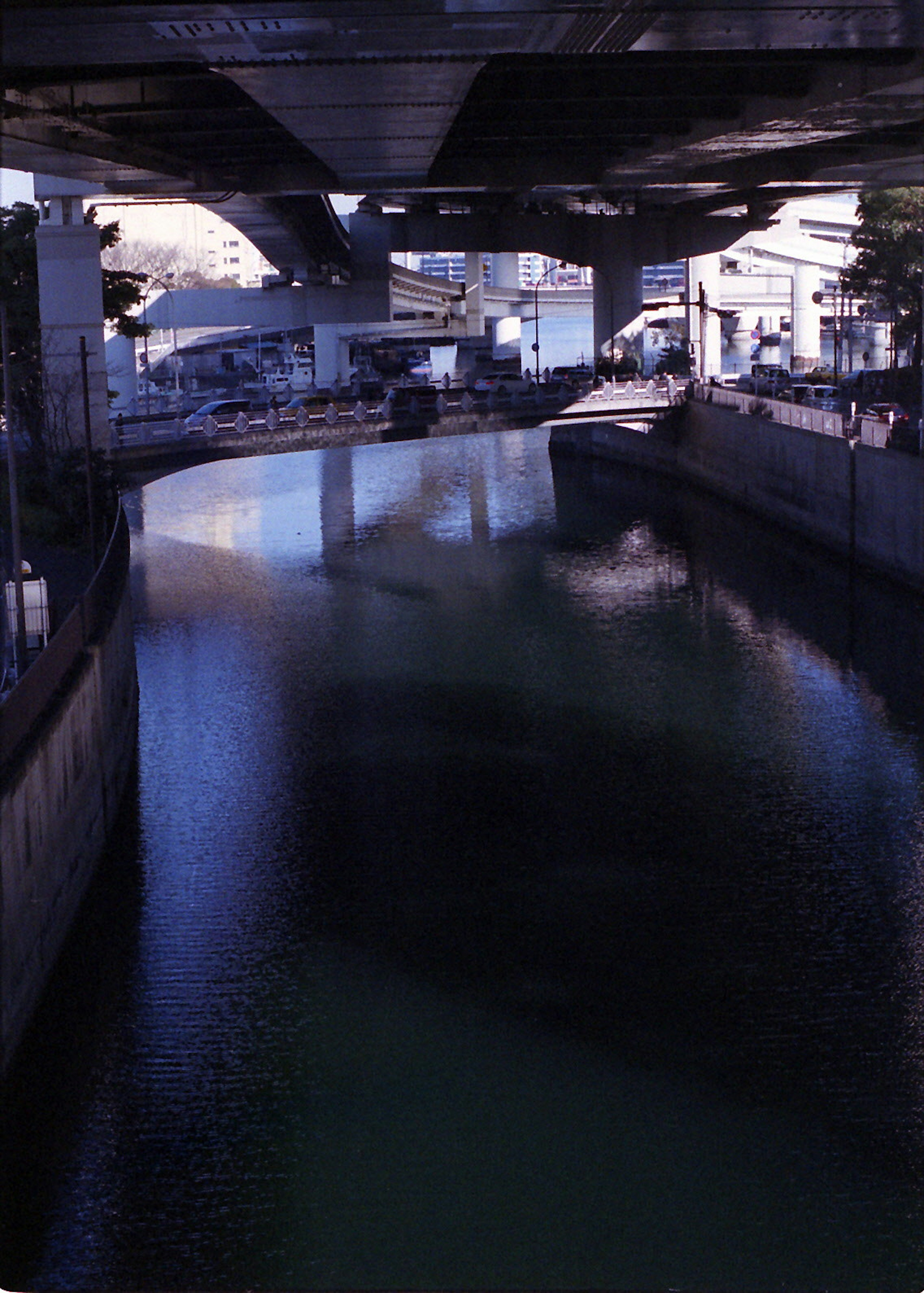 橋の下を流れる静かな水路の風景