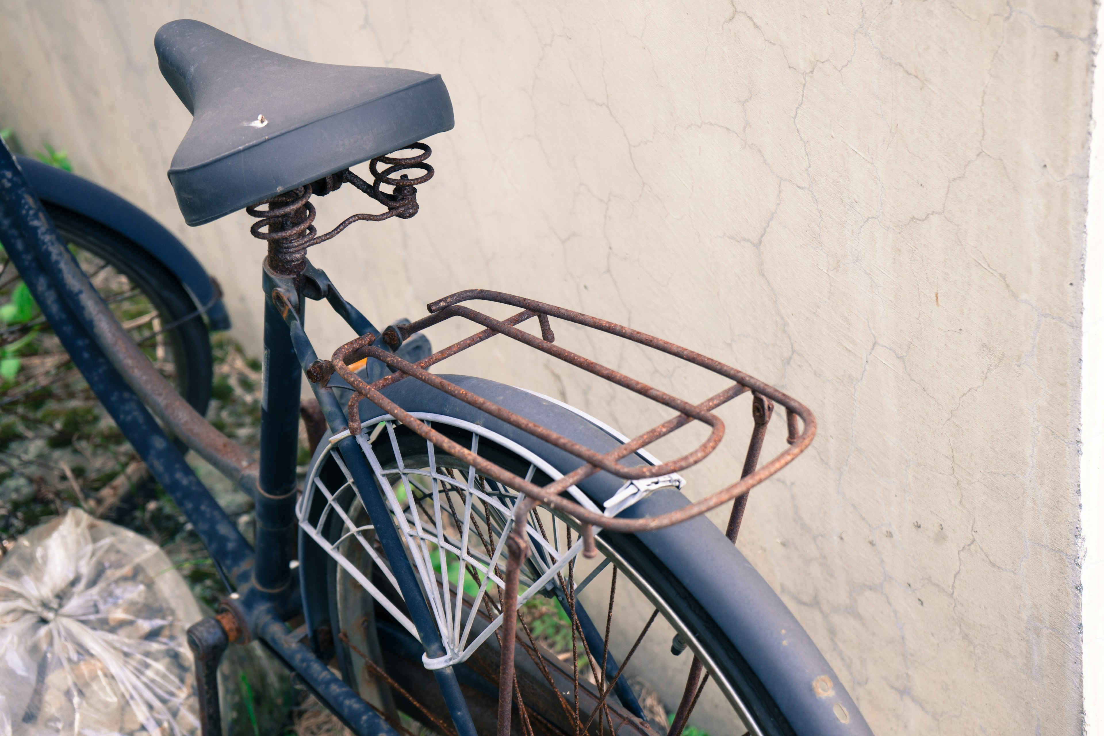 Un gros plan d'un vélo avec une selle et un porte-bagages arrière