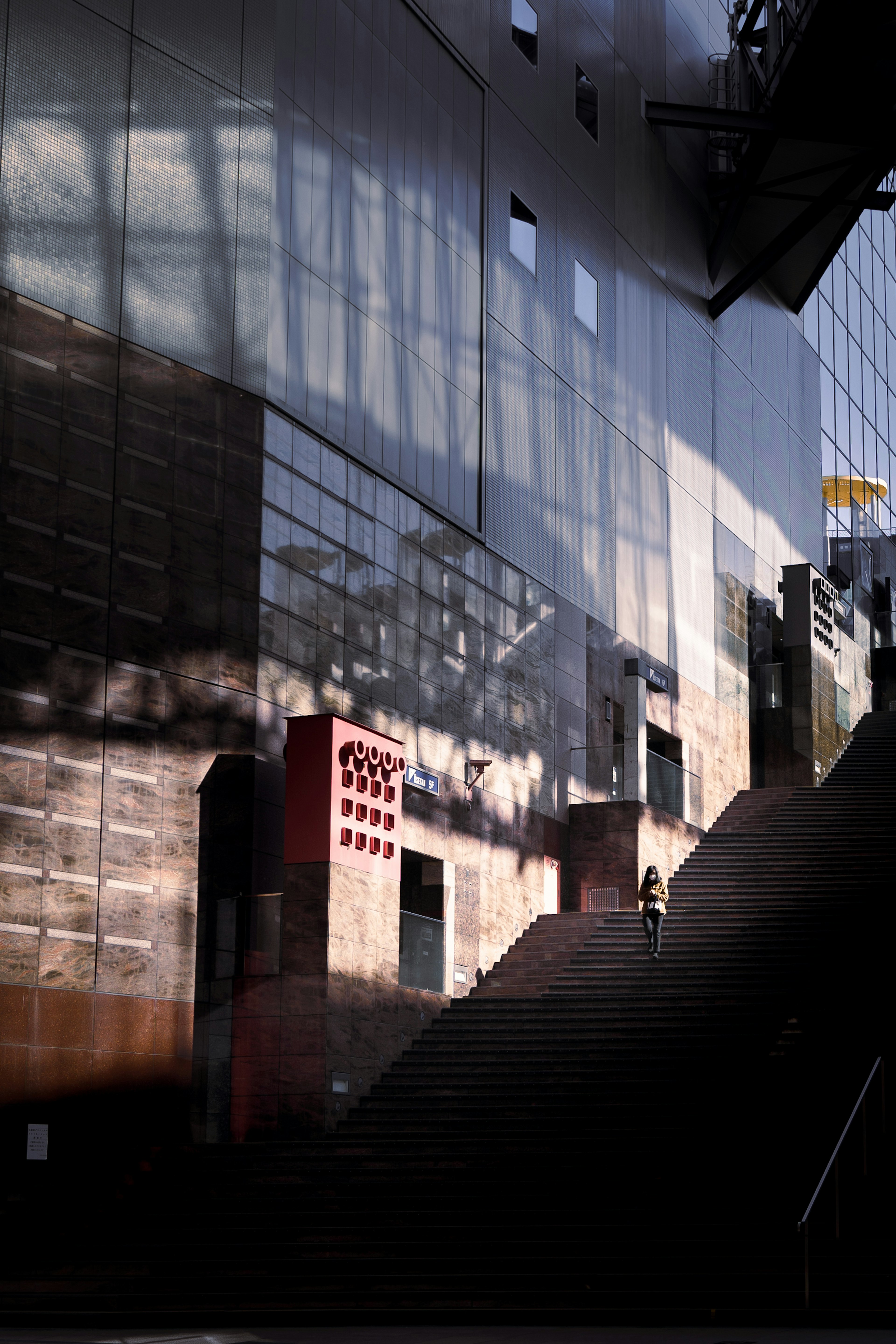 Escena urbana con contrastes sorprendentes de sombras y colores en las paredes de los edificios