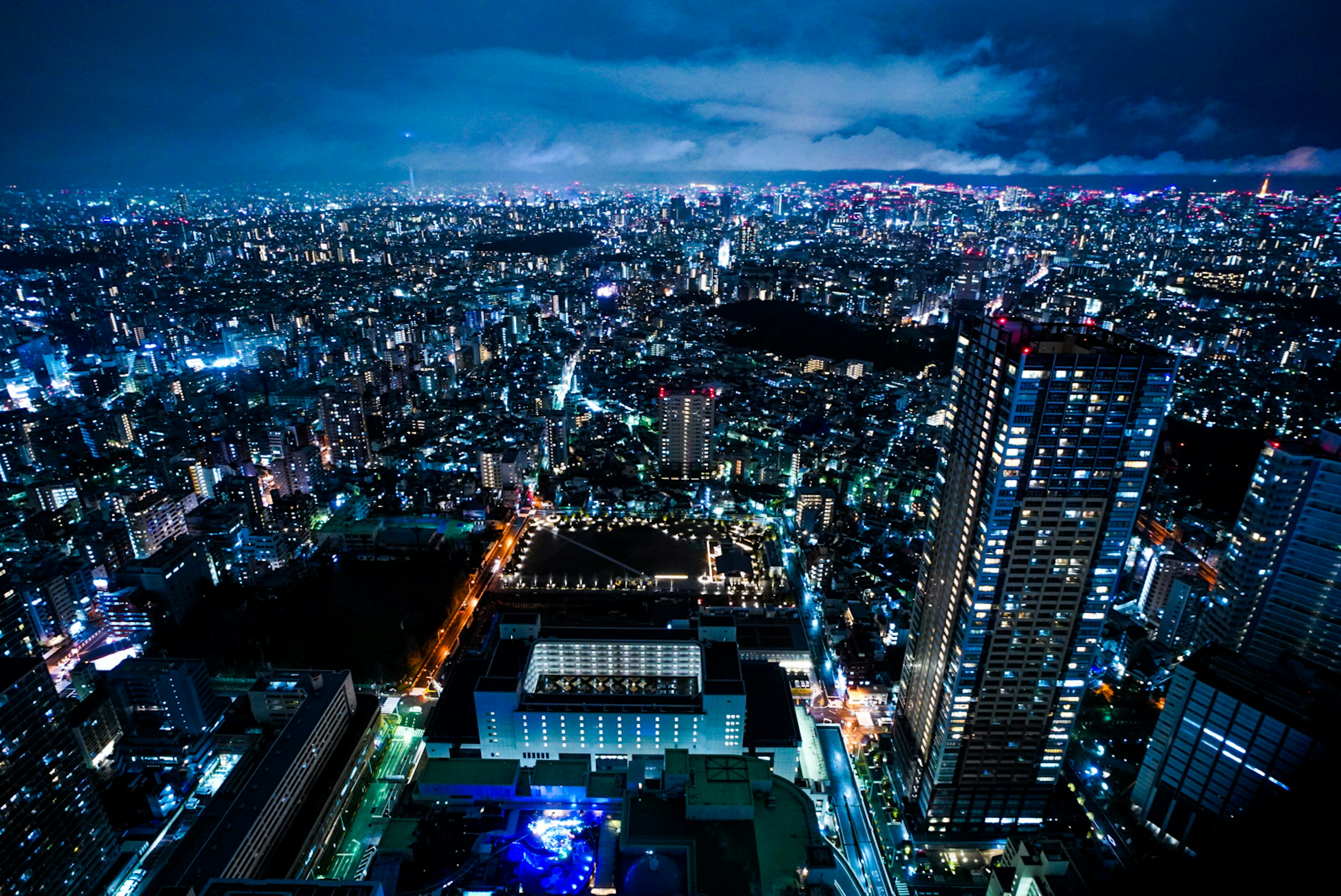 Stupenda vista aerea di Tokyo di notte con grattacieli e luci della città