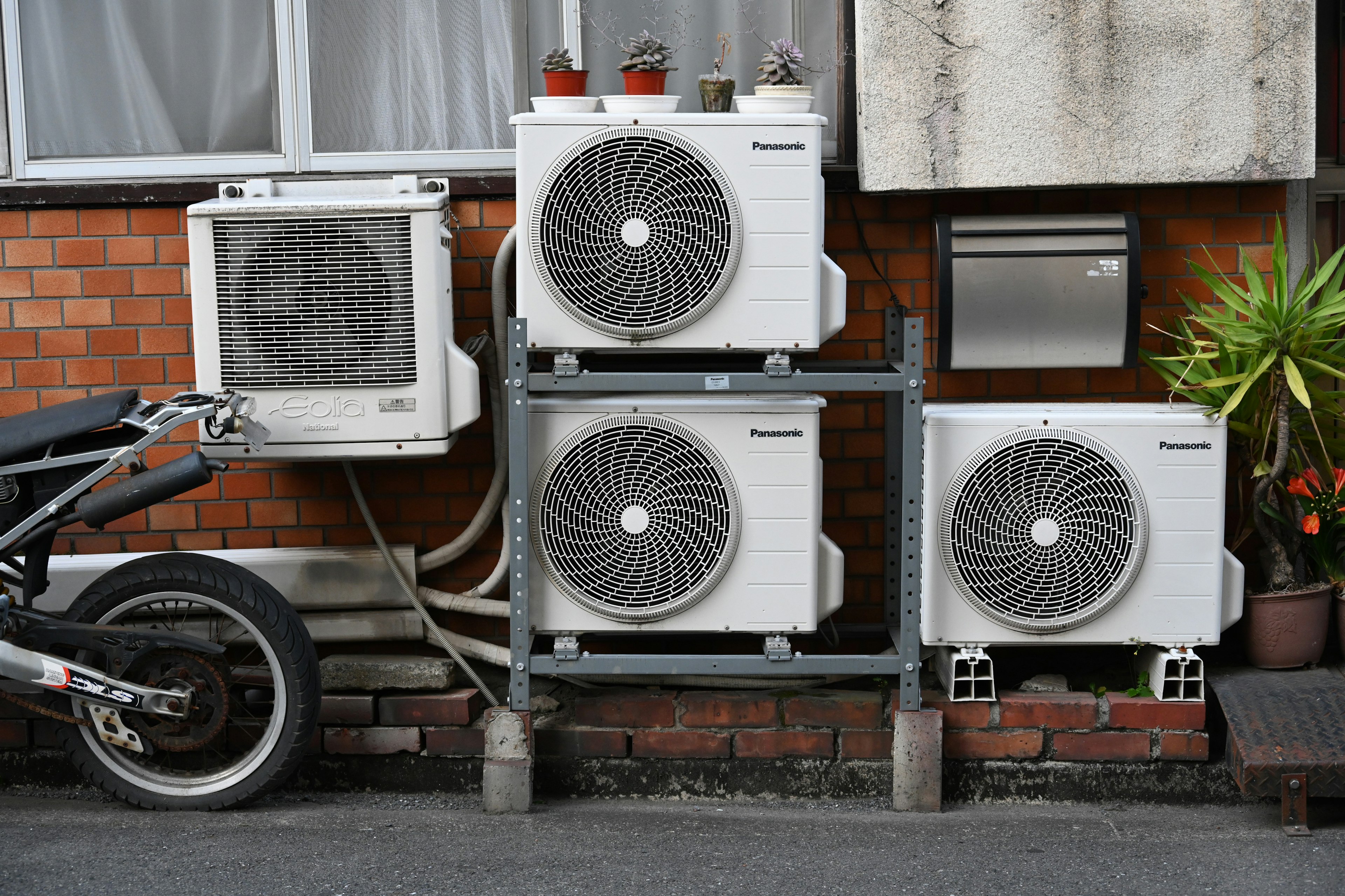 Une rangée d'unités de climatisation montées sur un mur extérieur