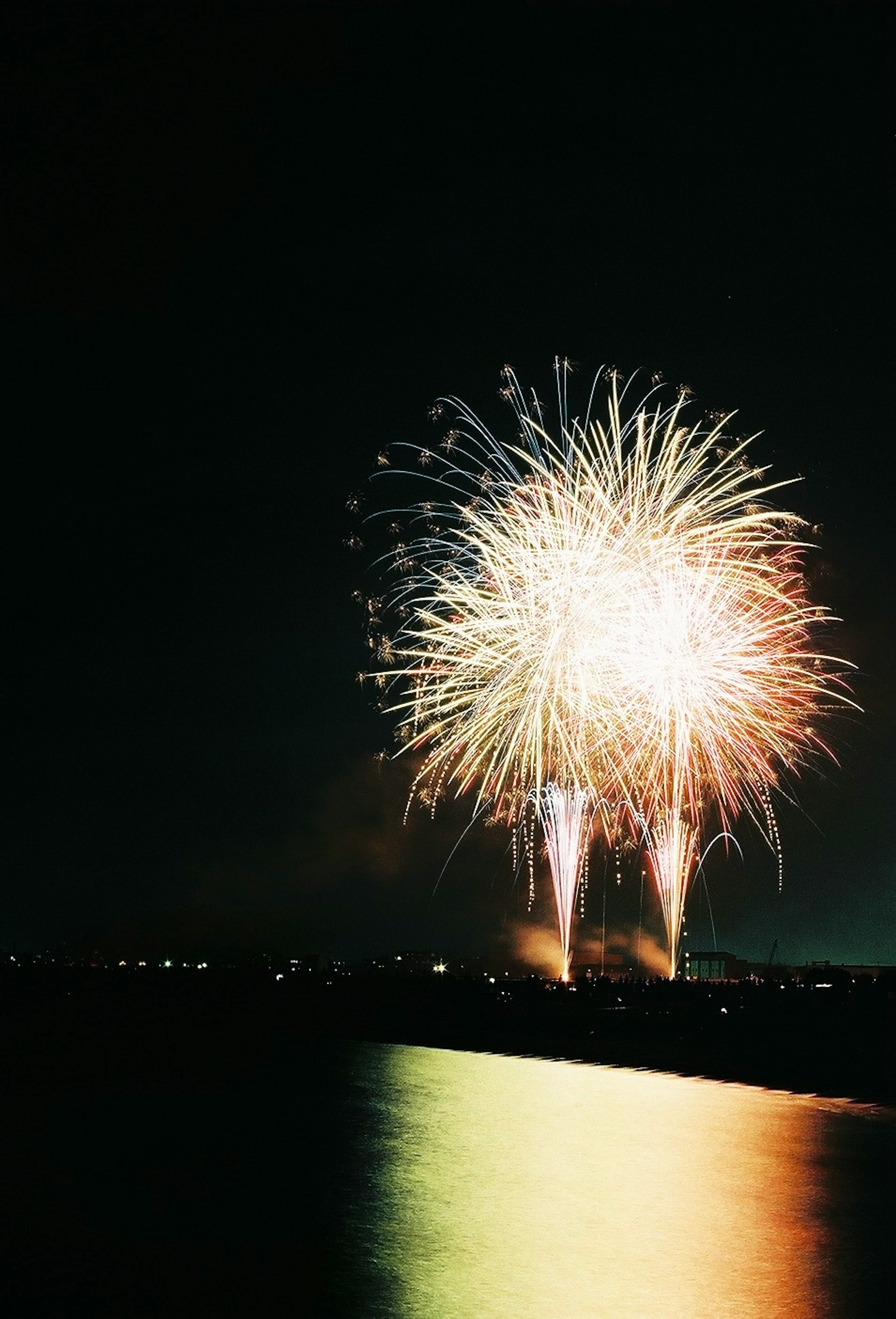 夜空に輝く花火が水面に映る美しい風景