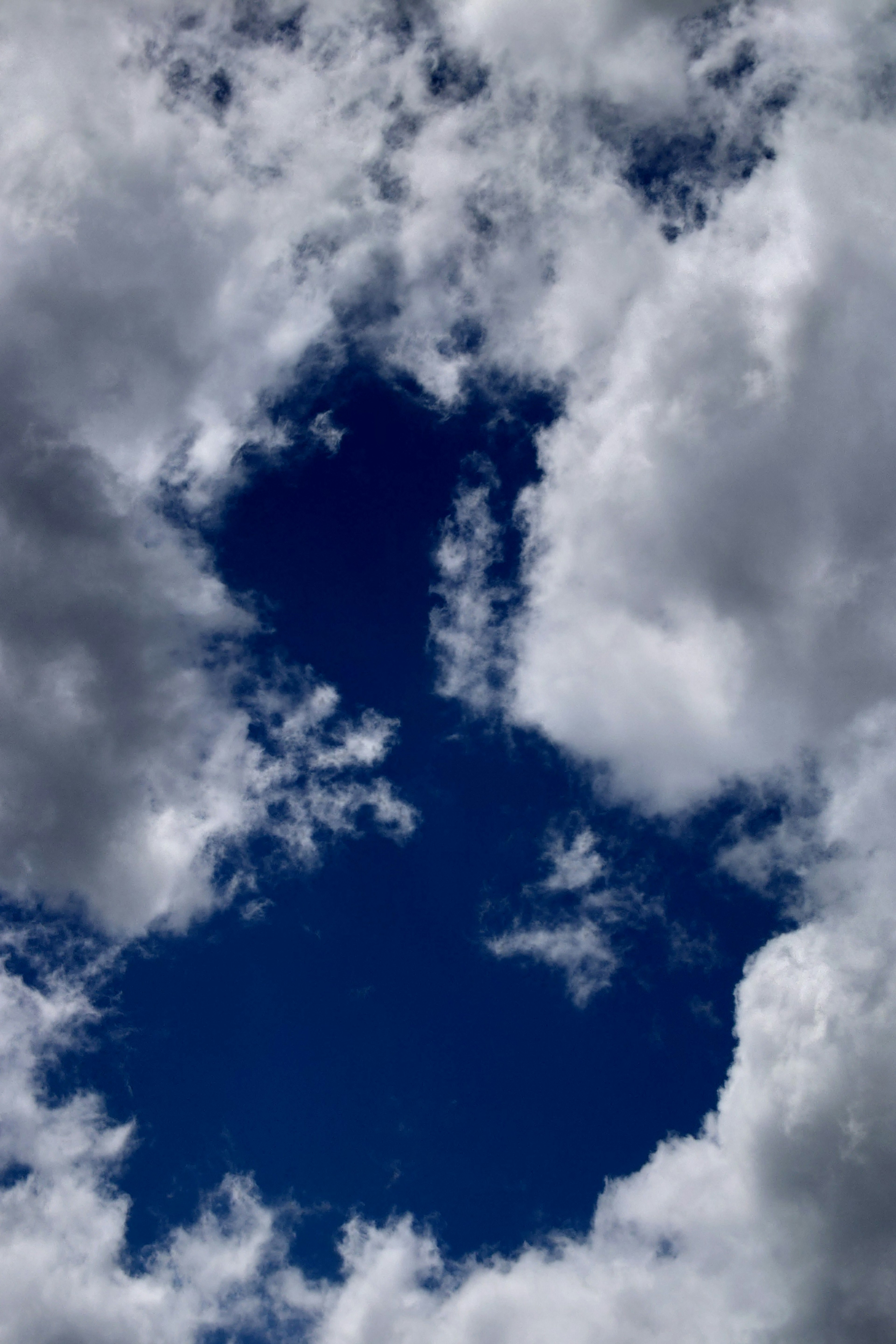 Bellissimo contrasto tra il cielo blu e le nuvole bianche