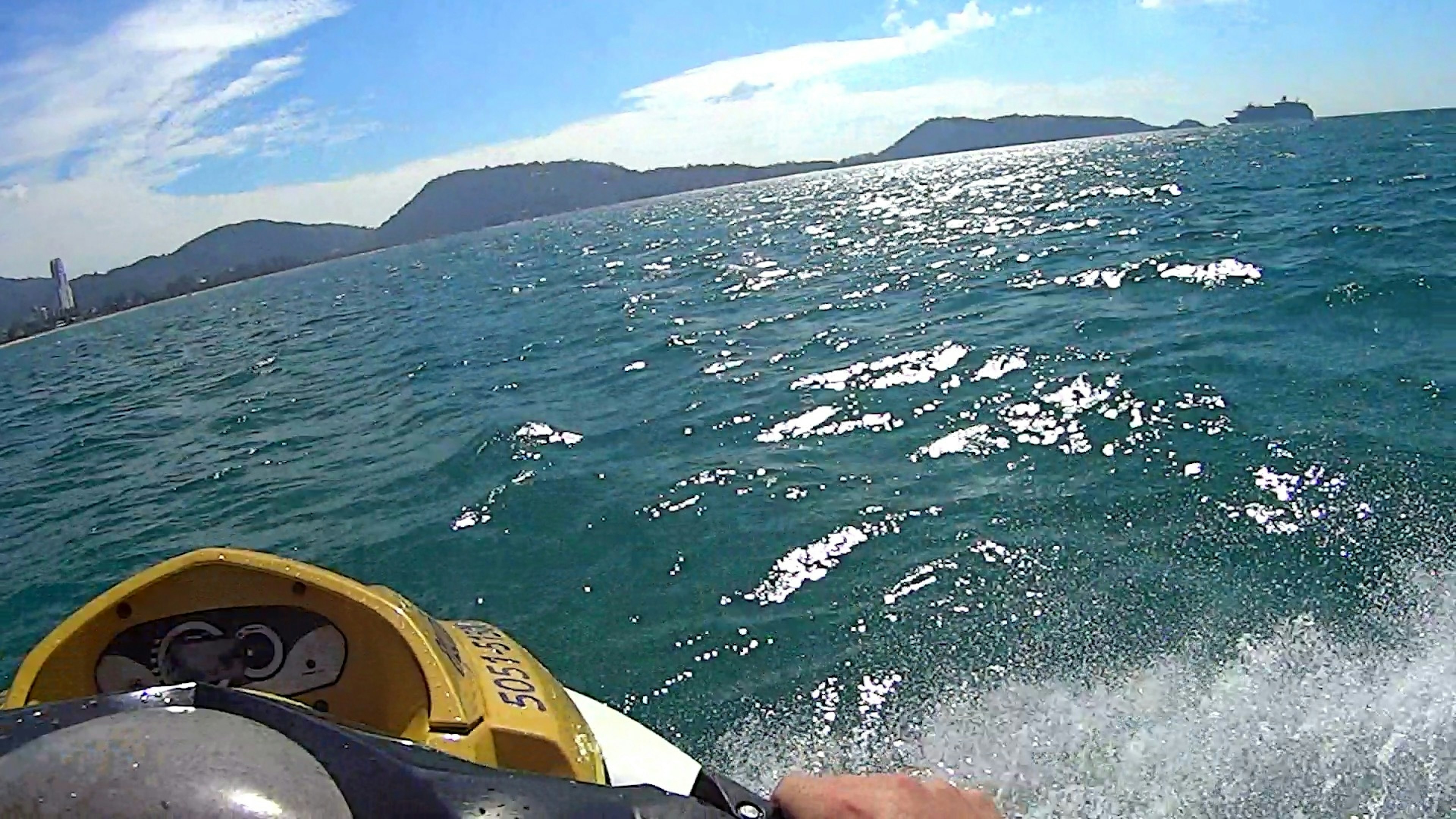 Moto aquatique sur un océan bleu avec des vagues scintillantes