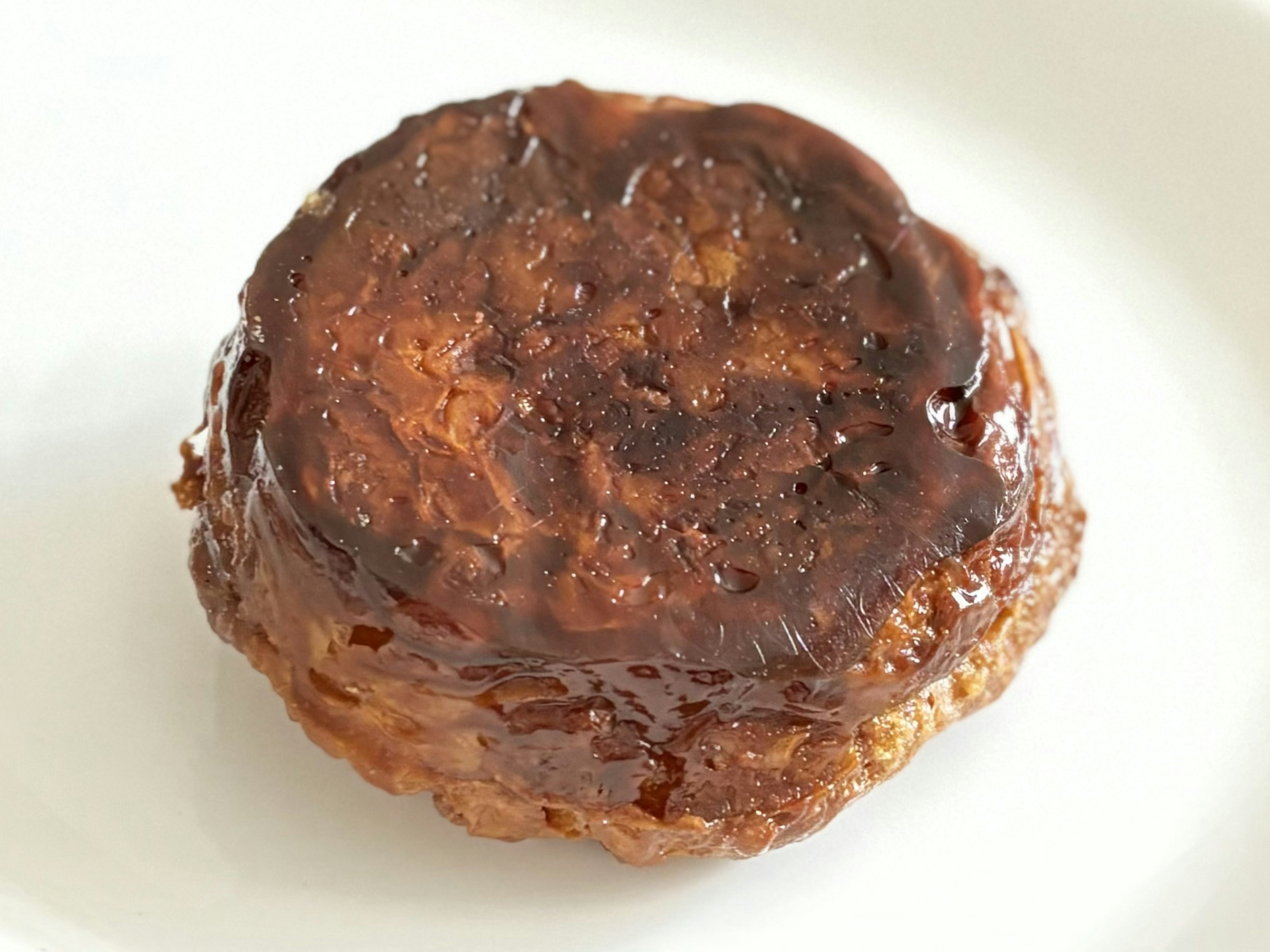 Vue du dessus d'une pâtisserie ronde avec un glaçage au chocolat brillant