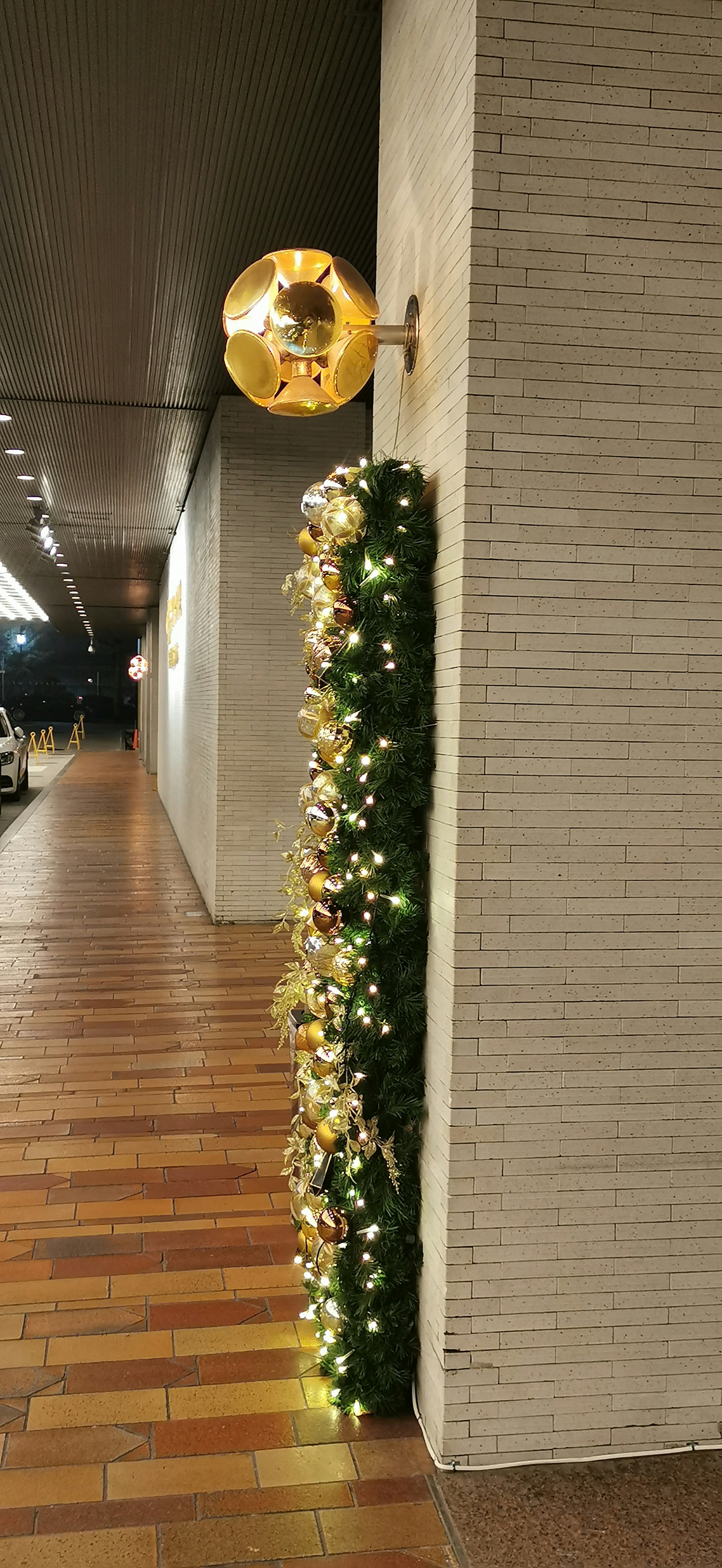 Aplique decorativo montado en una pared con vegetación y luces a lo largo del lado