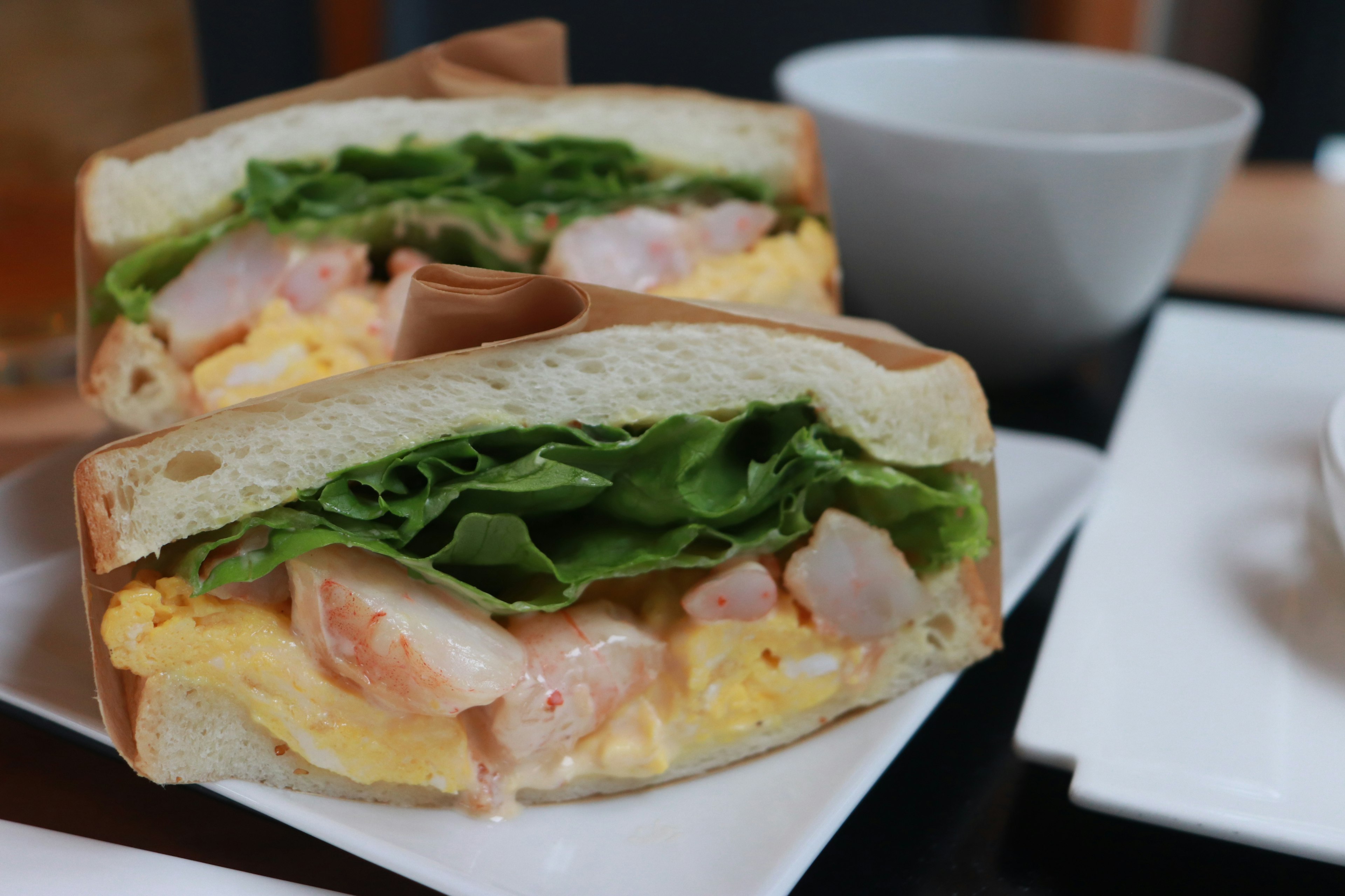 Cận cảnh bánh sandwich có xà lách và trứng