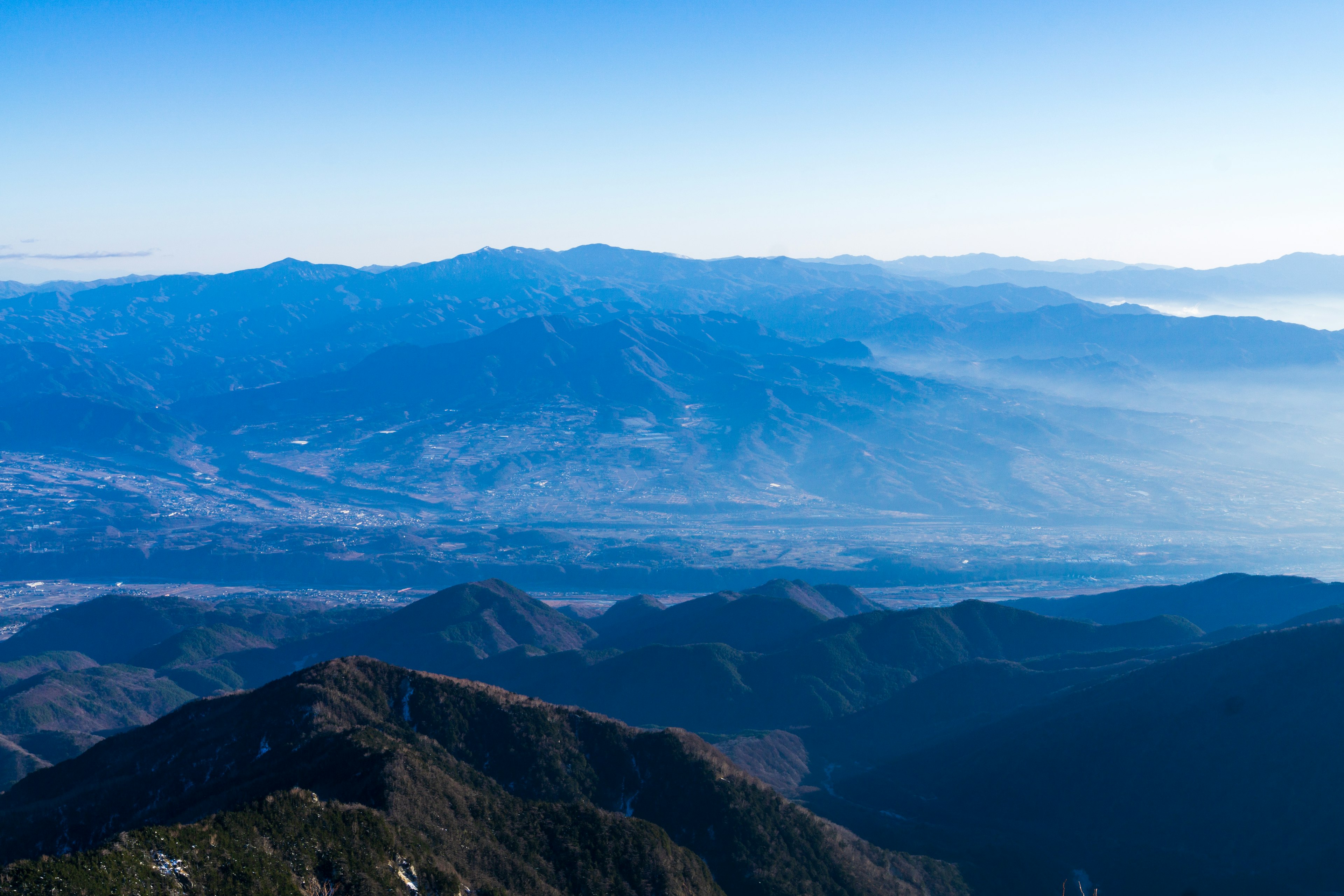 一幅在晴朗蓝天下的山脉全景