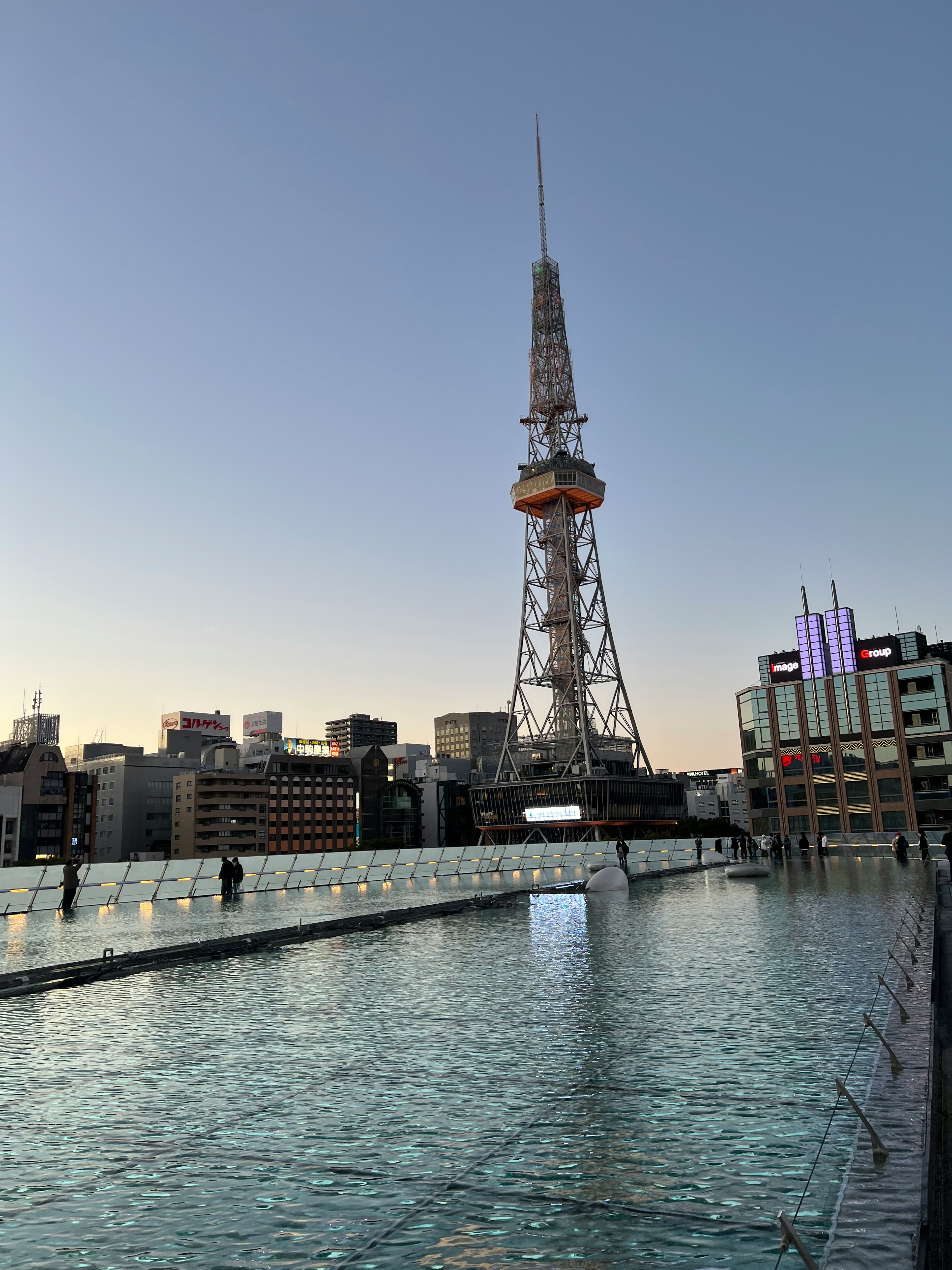 名古屋テレビ塔と水面の反射が美しい夕暮れの景色