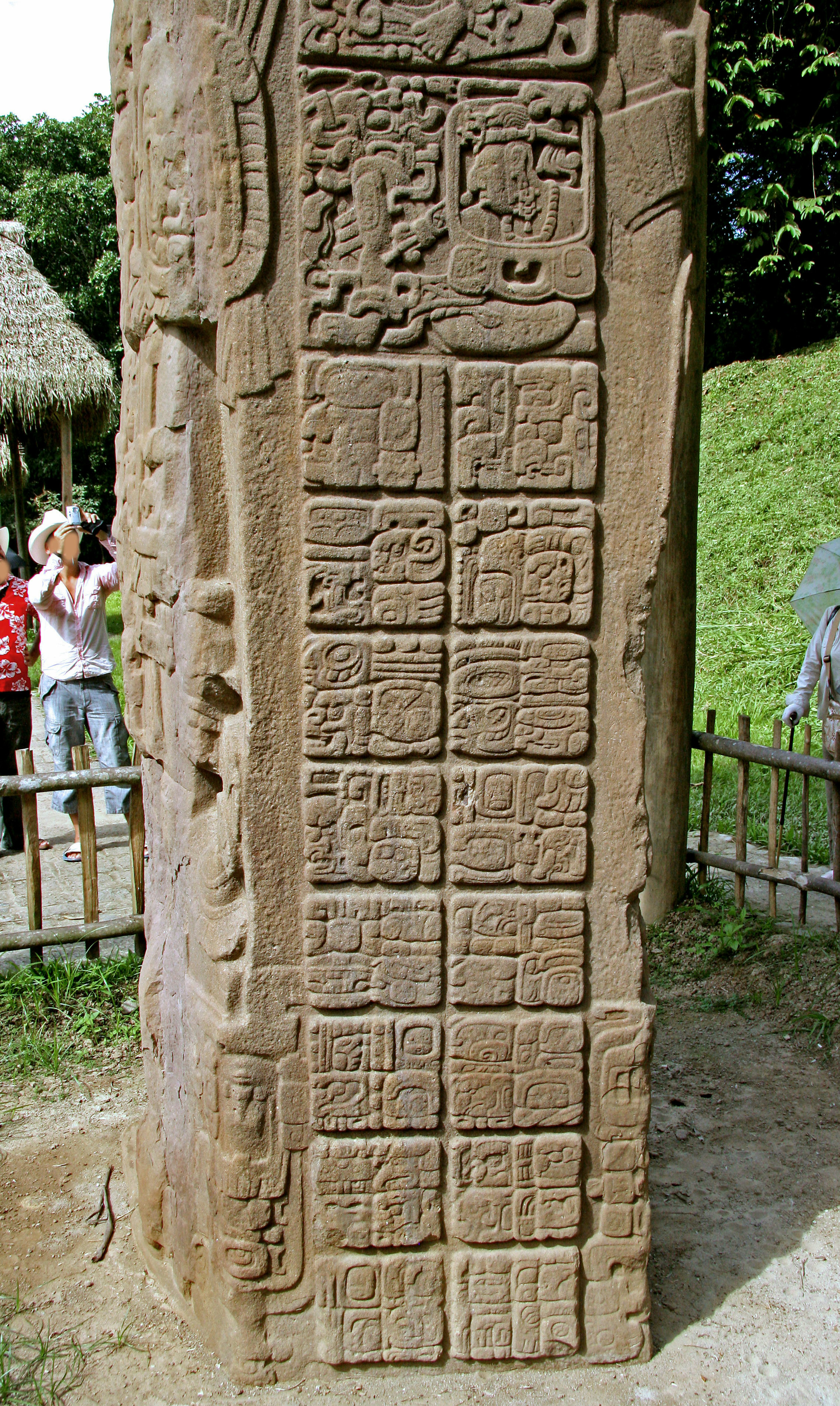 Monumento di pietra antico con geroglifici maya scolpiti