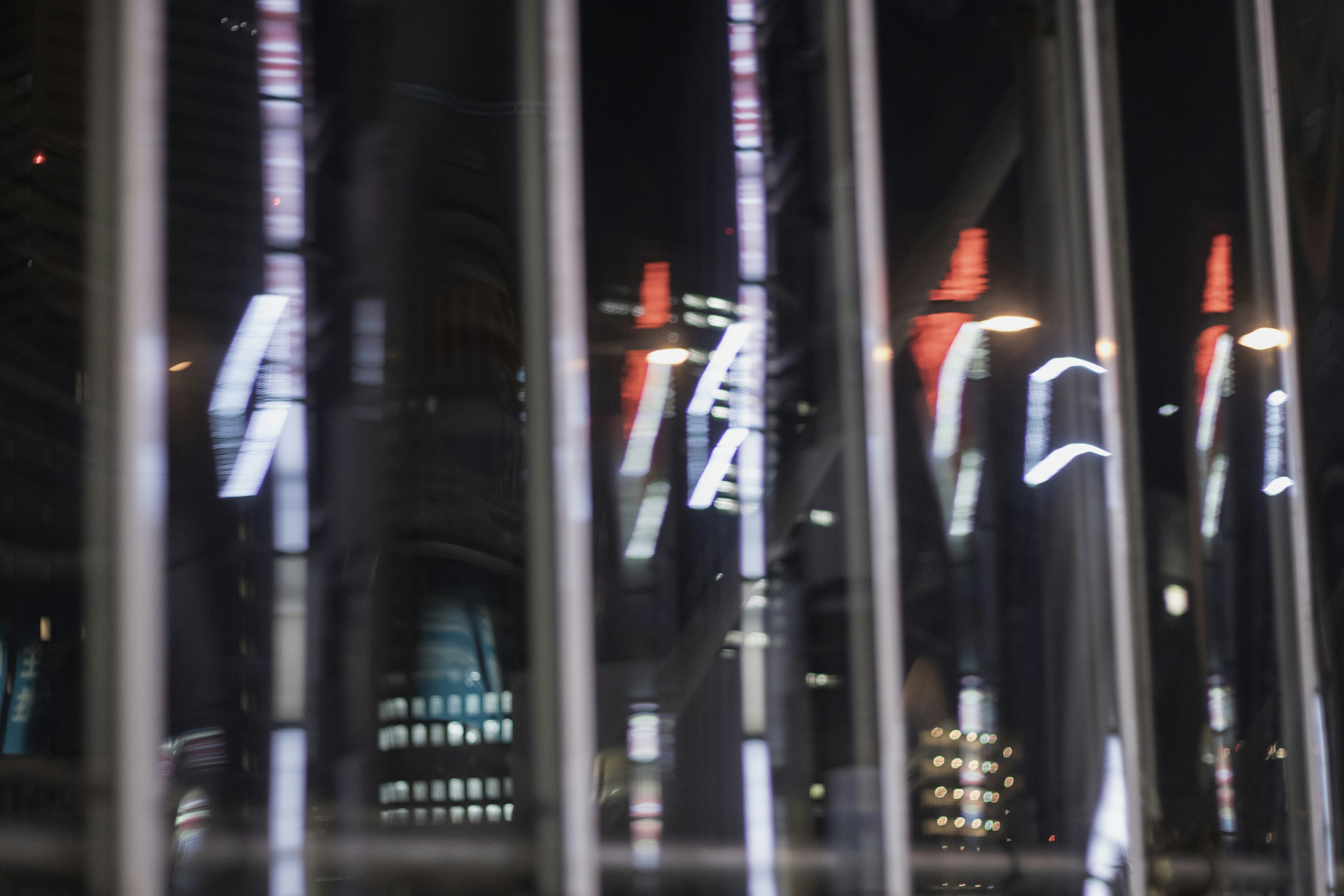 Reflet des lumières de la ville la nuit avec des barres verticales