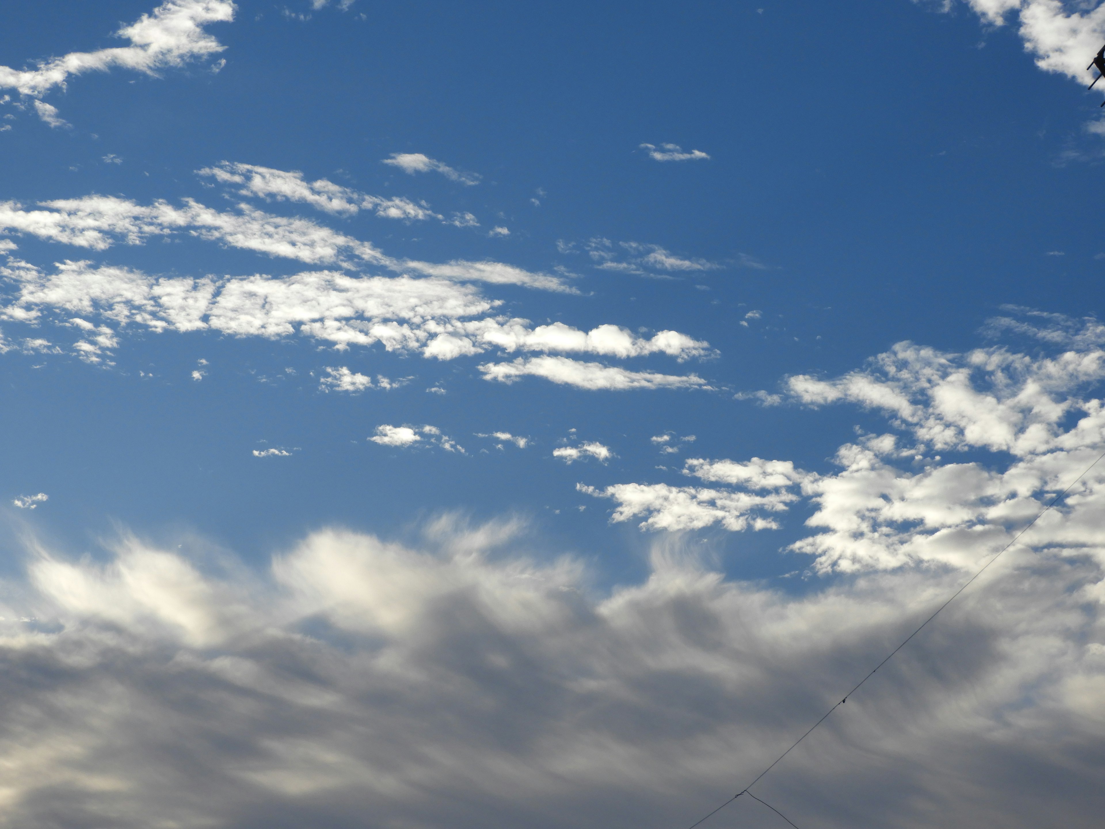 Una vista escénica de cielo azul con nubes blancas