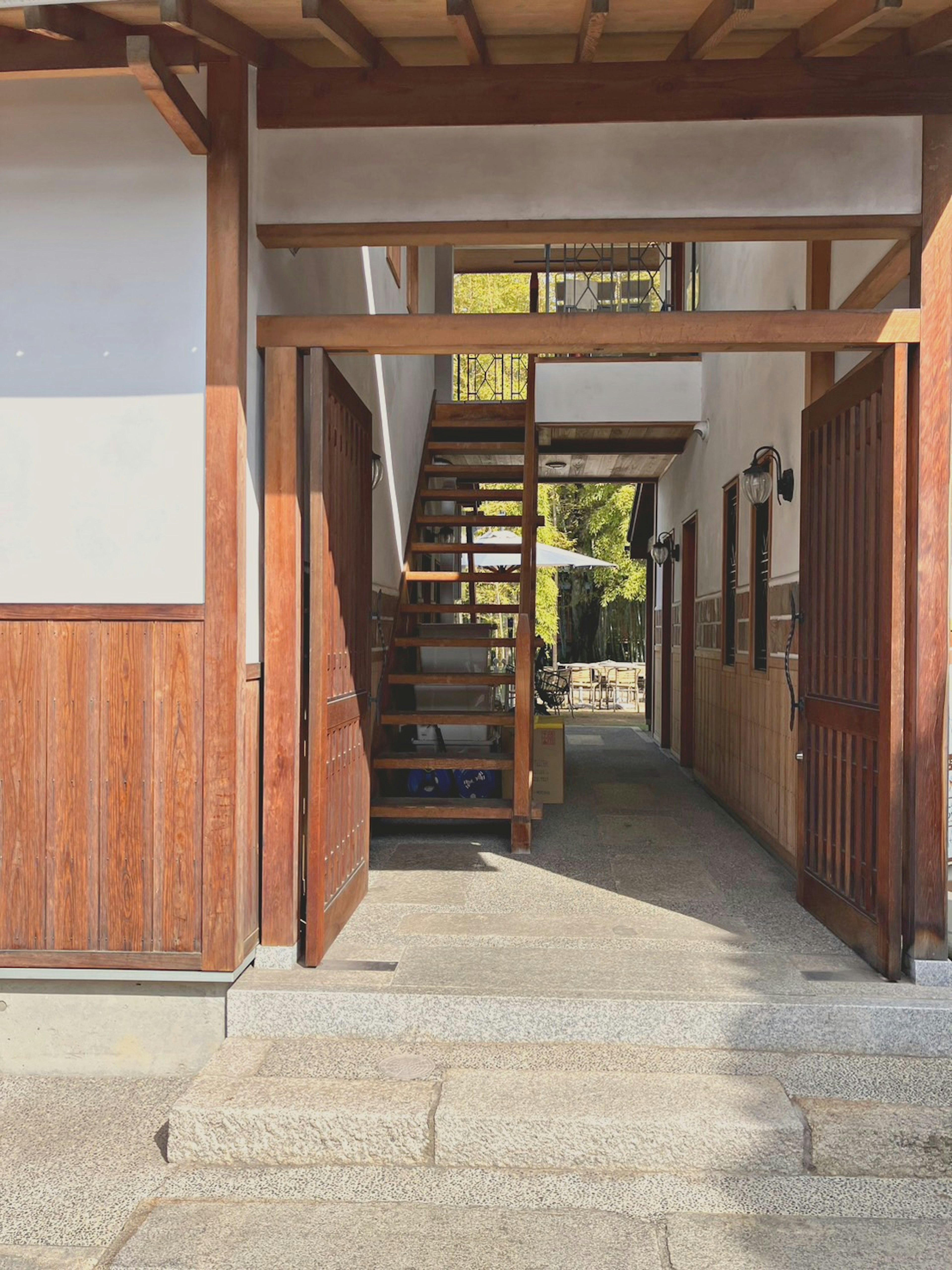 Patio de un edificio japonés tradicional con escaleras de madera