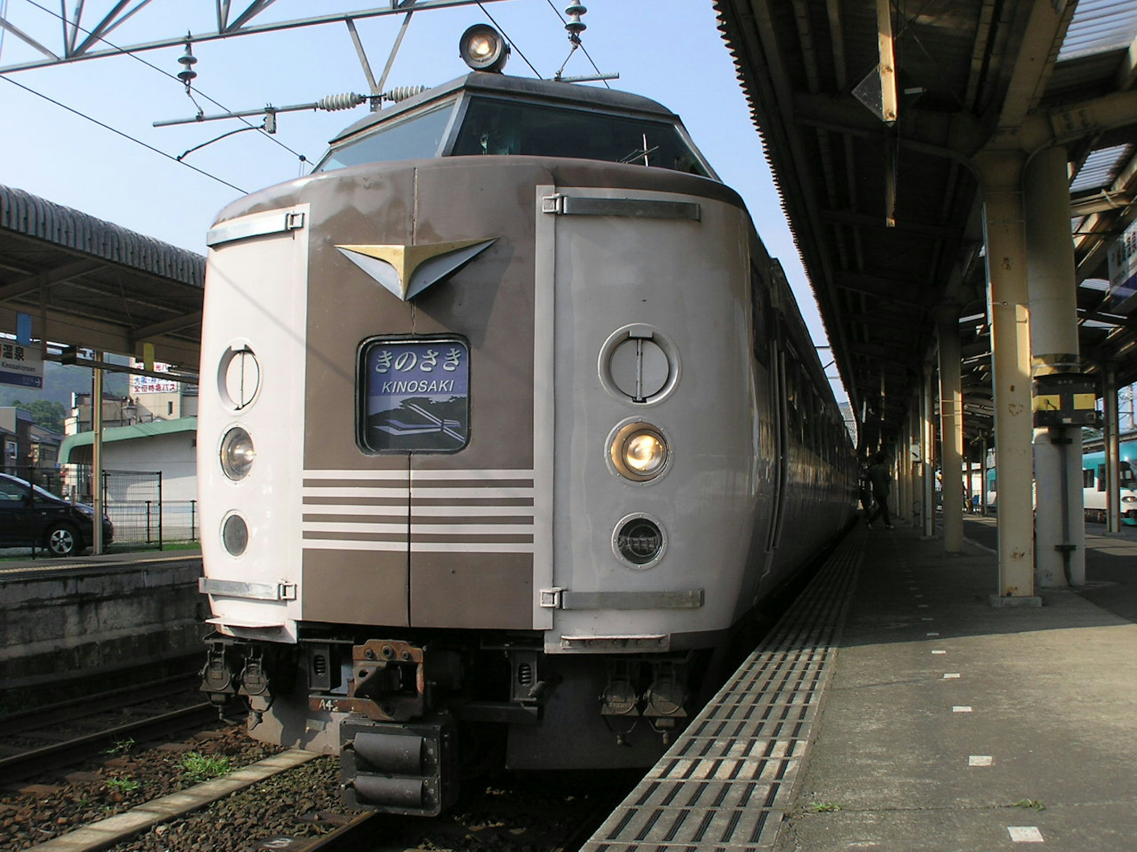 Vue de face d'un train express japonais à une gare