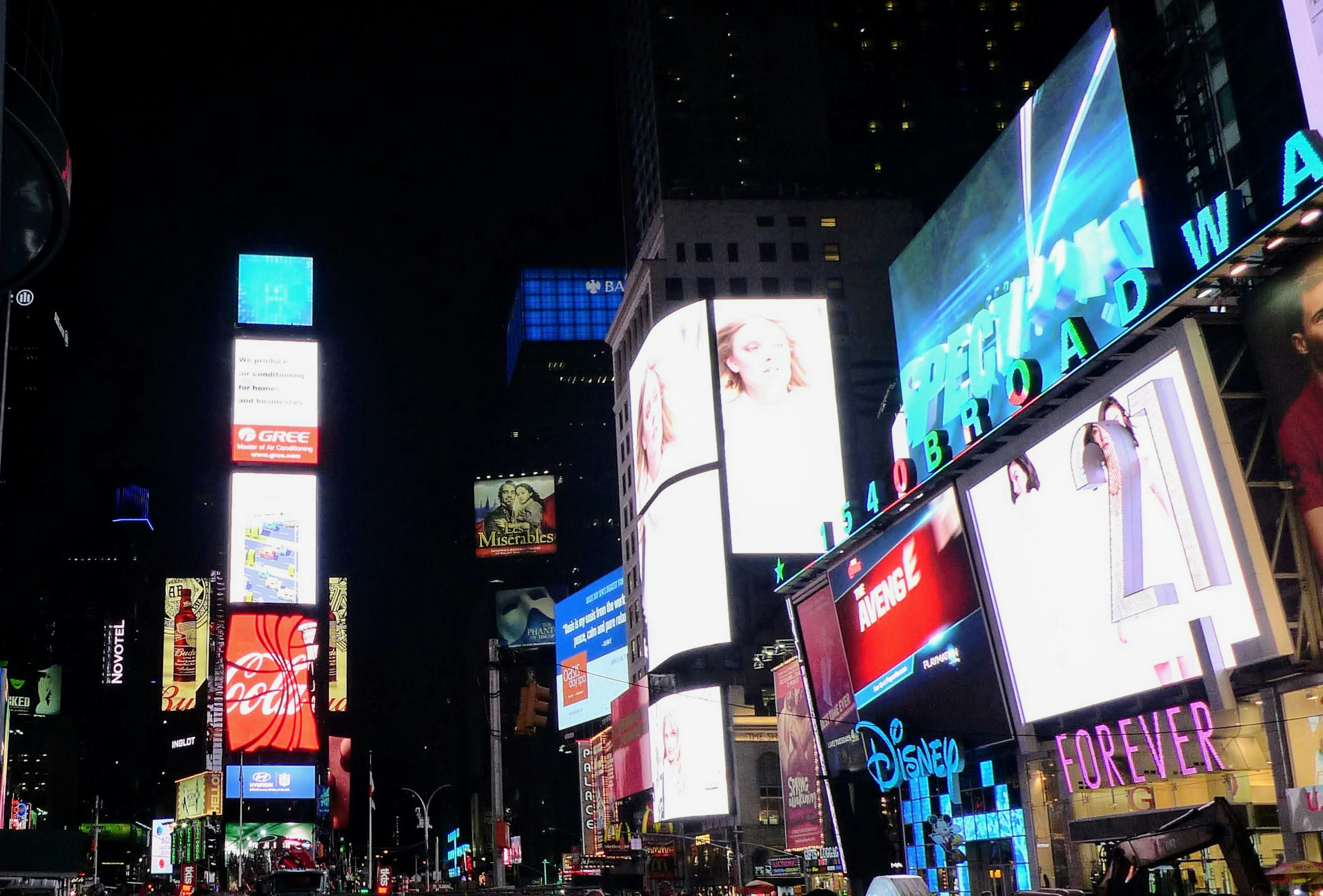 Papan iklan terang di Times Square pada malam hari