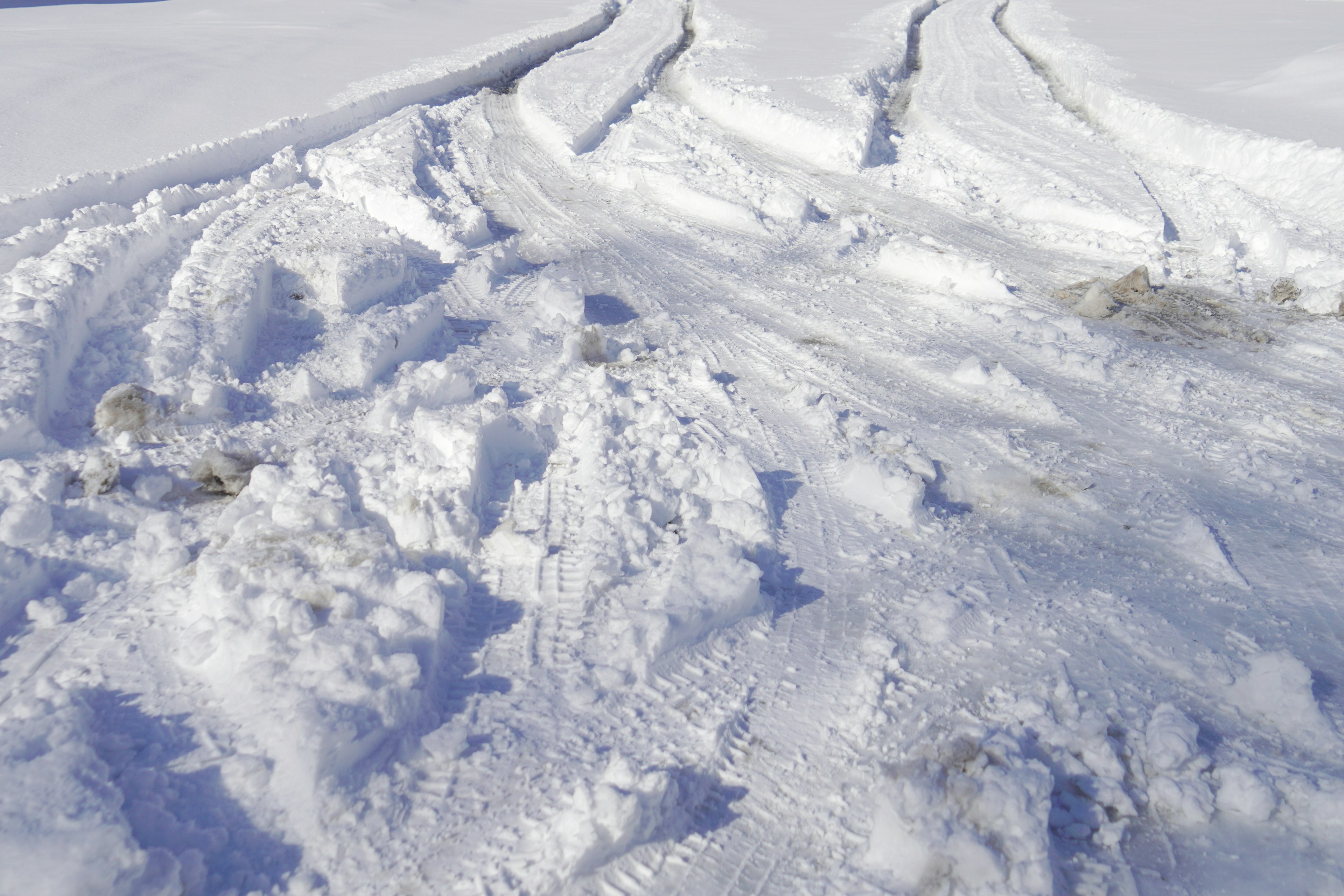 Tracce di pneumatici su una superficie innevata con texture irregolare