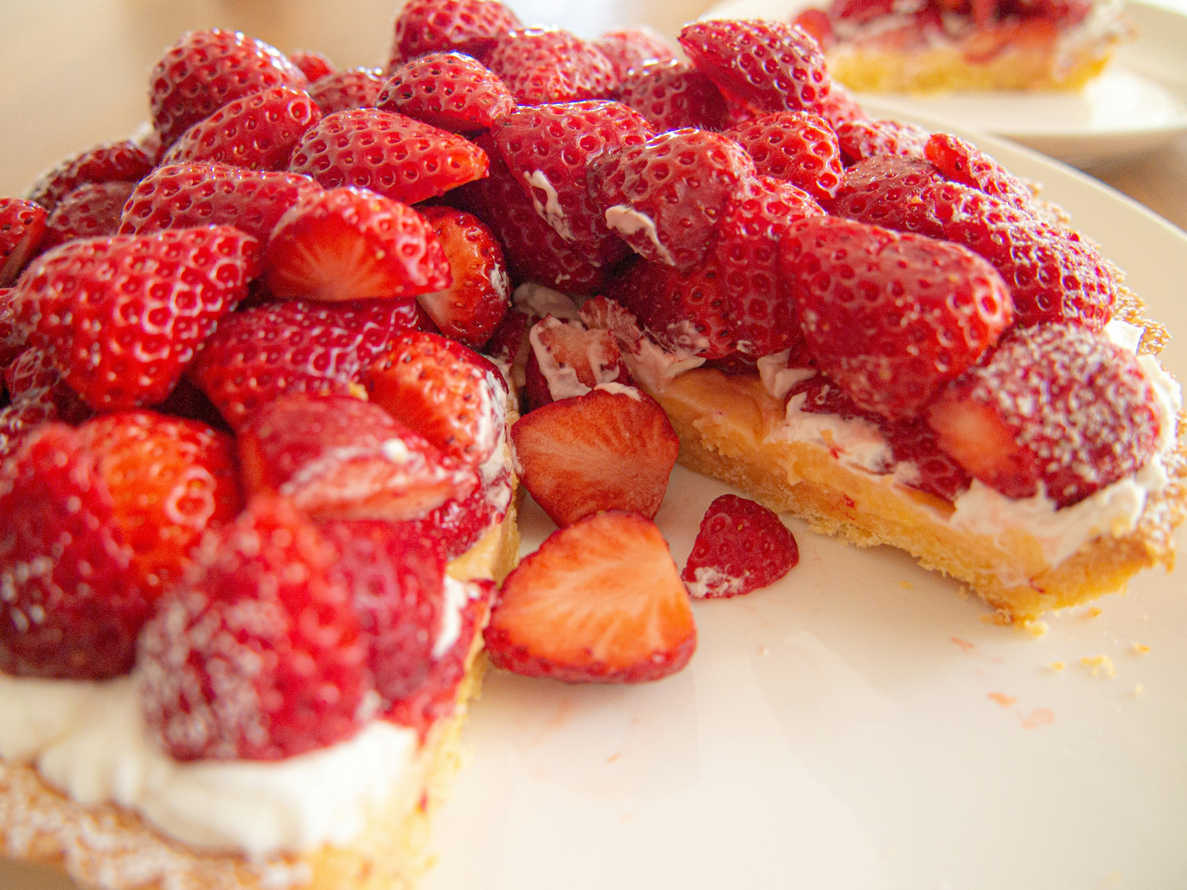 Cream cake topped with fresh strawberries