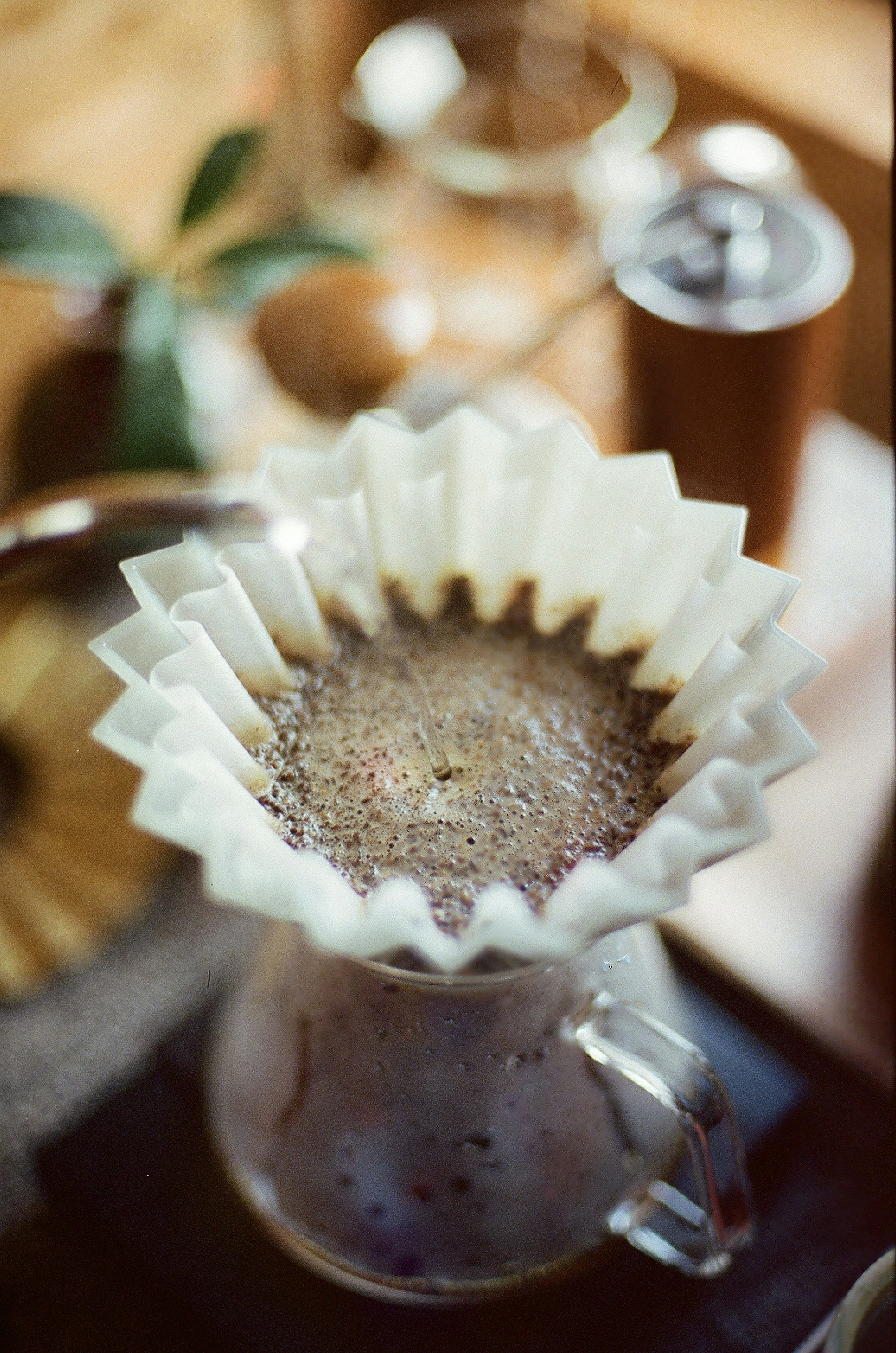 Kaffeezubereitungsszene mit sichtbarem Filter und gebrühtem Kaffee