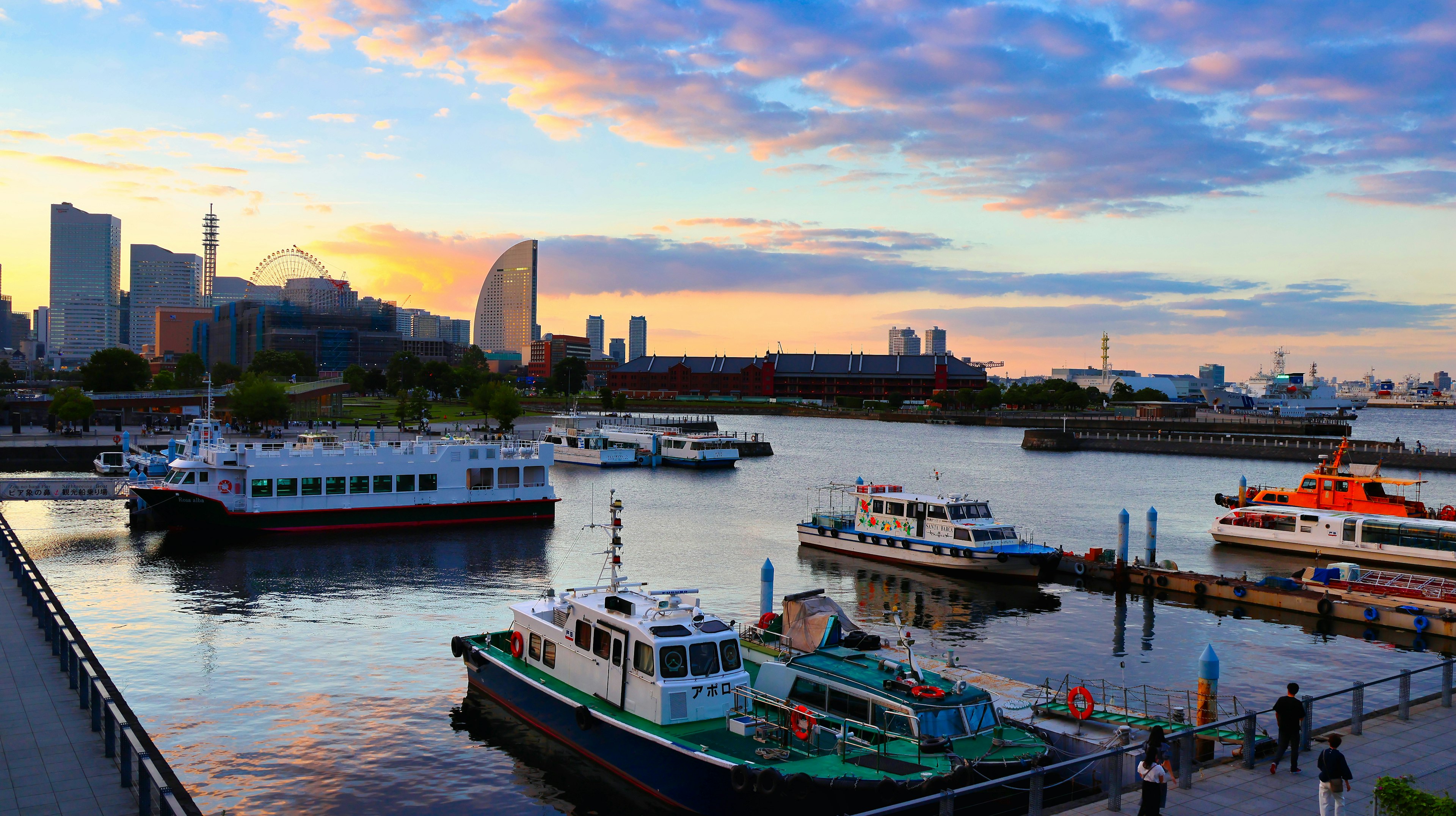 Puerto de Yokohama con barcos amarrados y cielo al atardecer