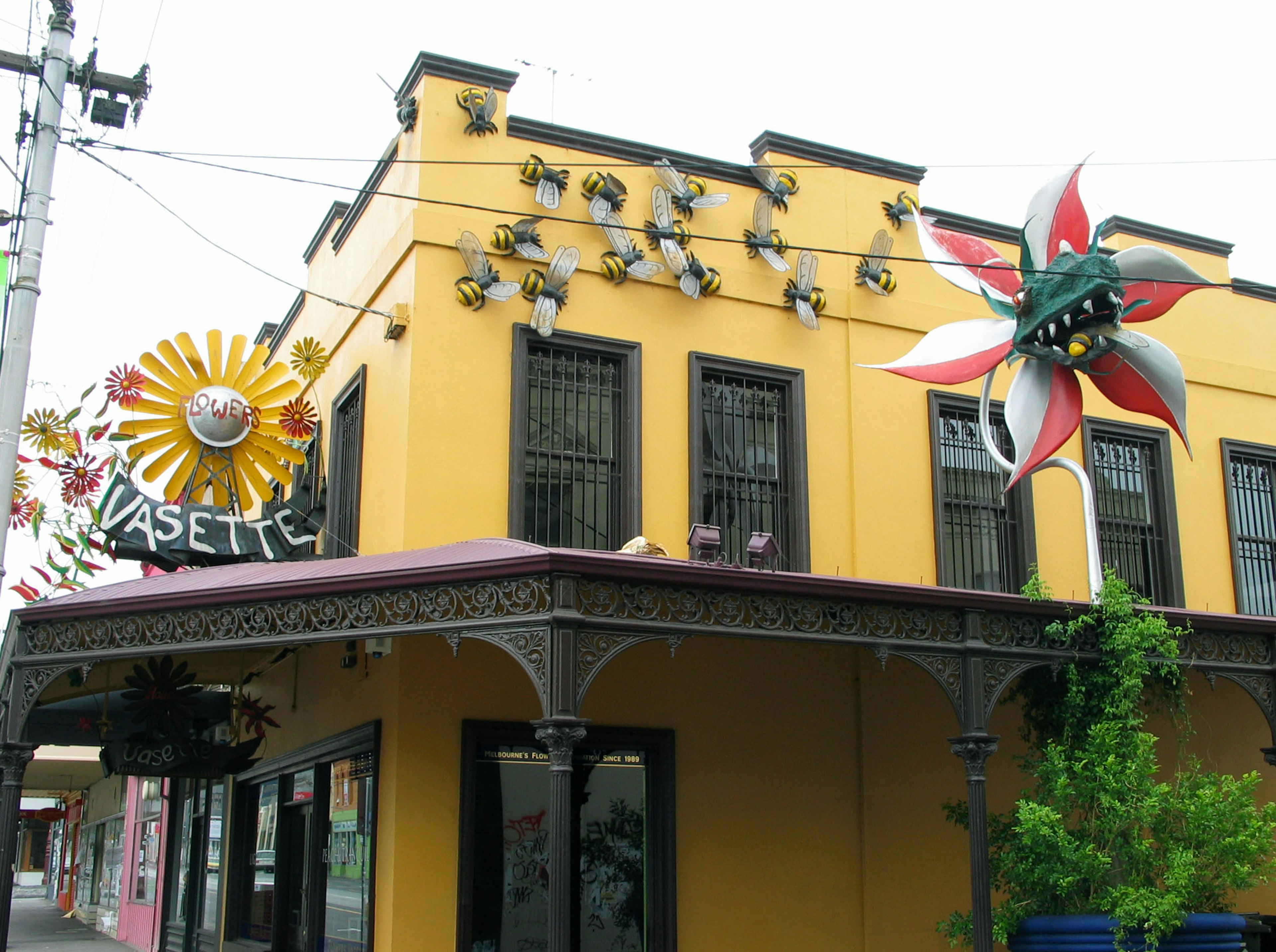 Bâtiment coloré avec des fleurs décoratives