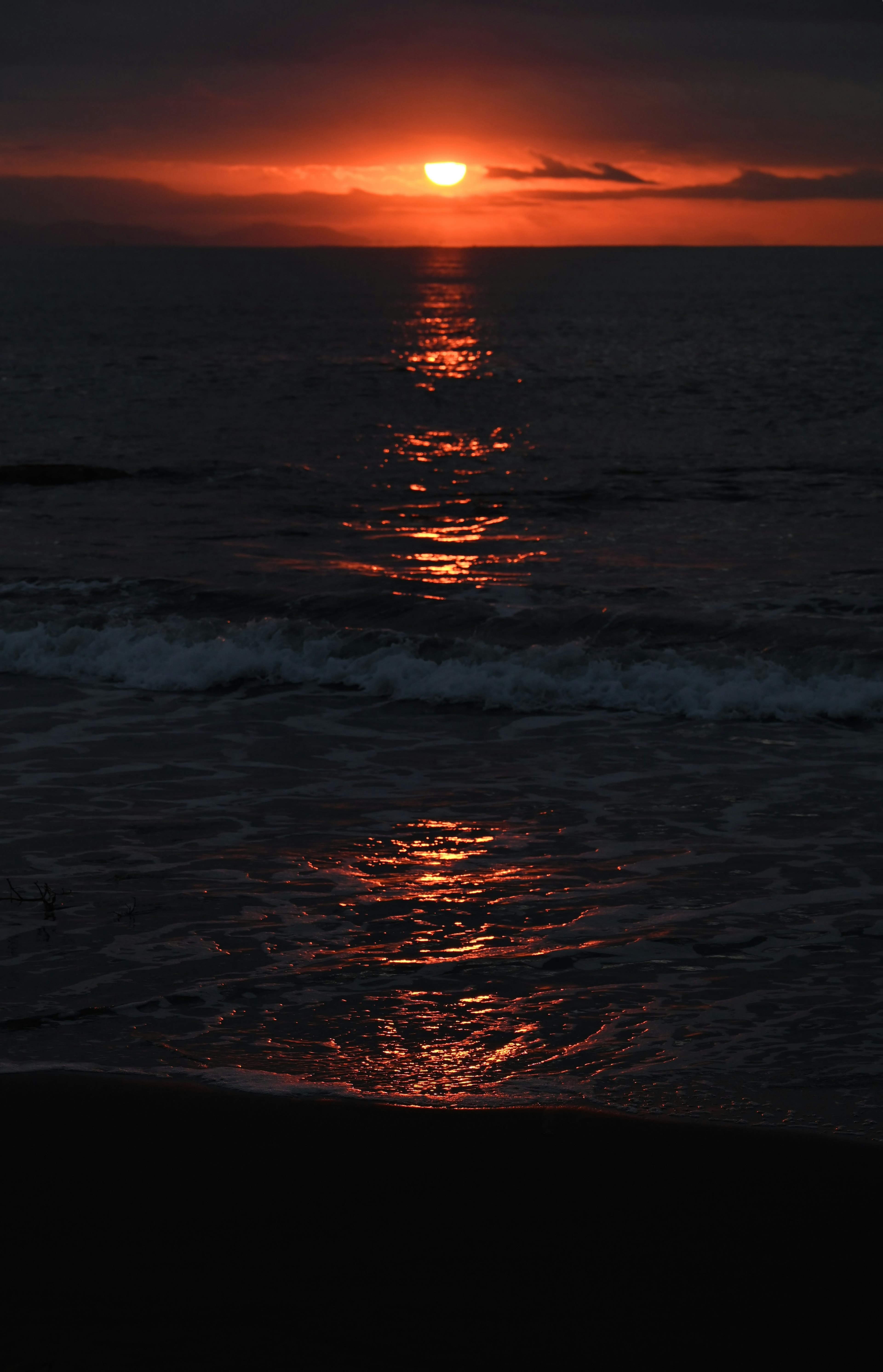 夕日が海に沈むシーンの画像