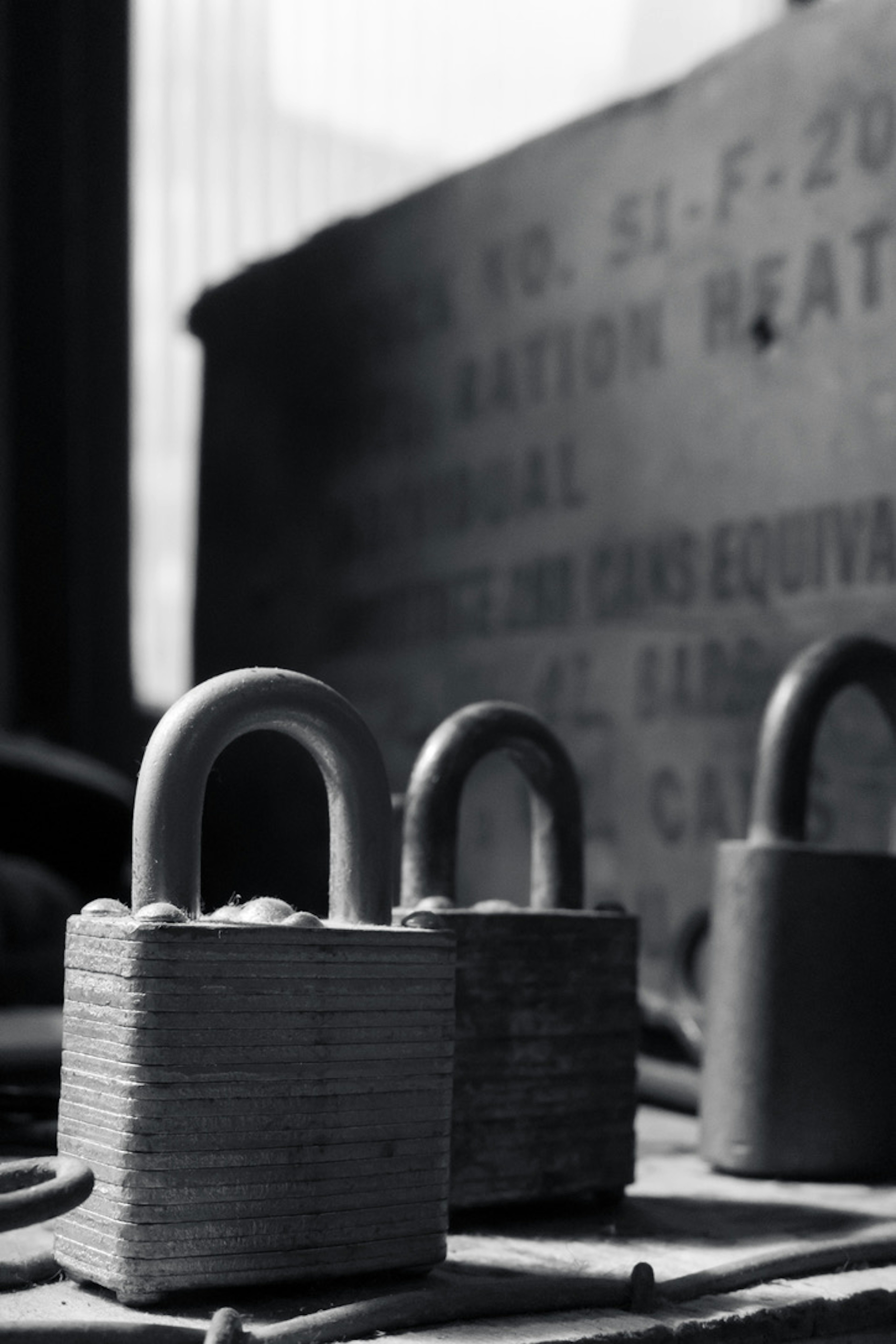 Gros plan de plusieurs cadenas en métal en noir et blanc