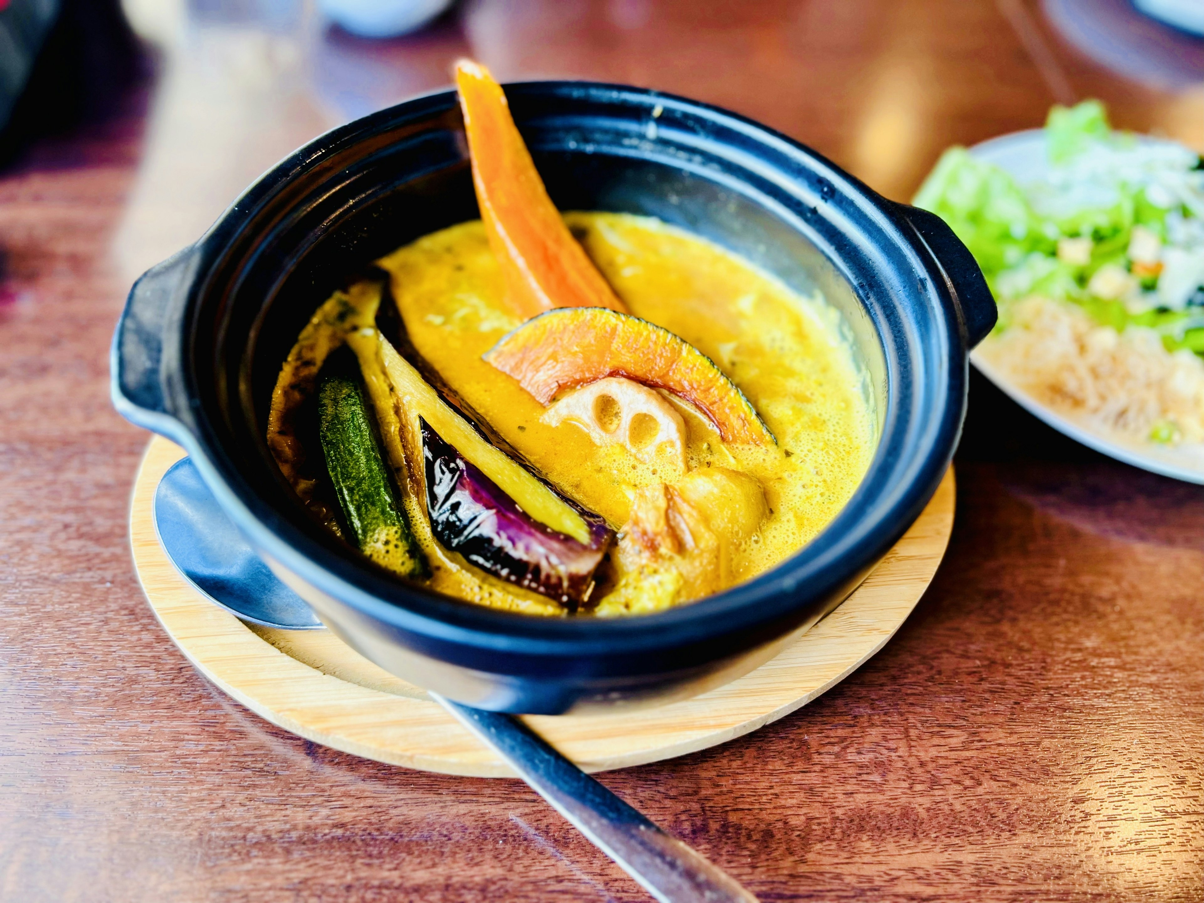 Curry de verduras servido en una olla negra