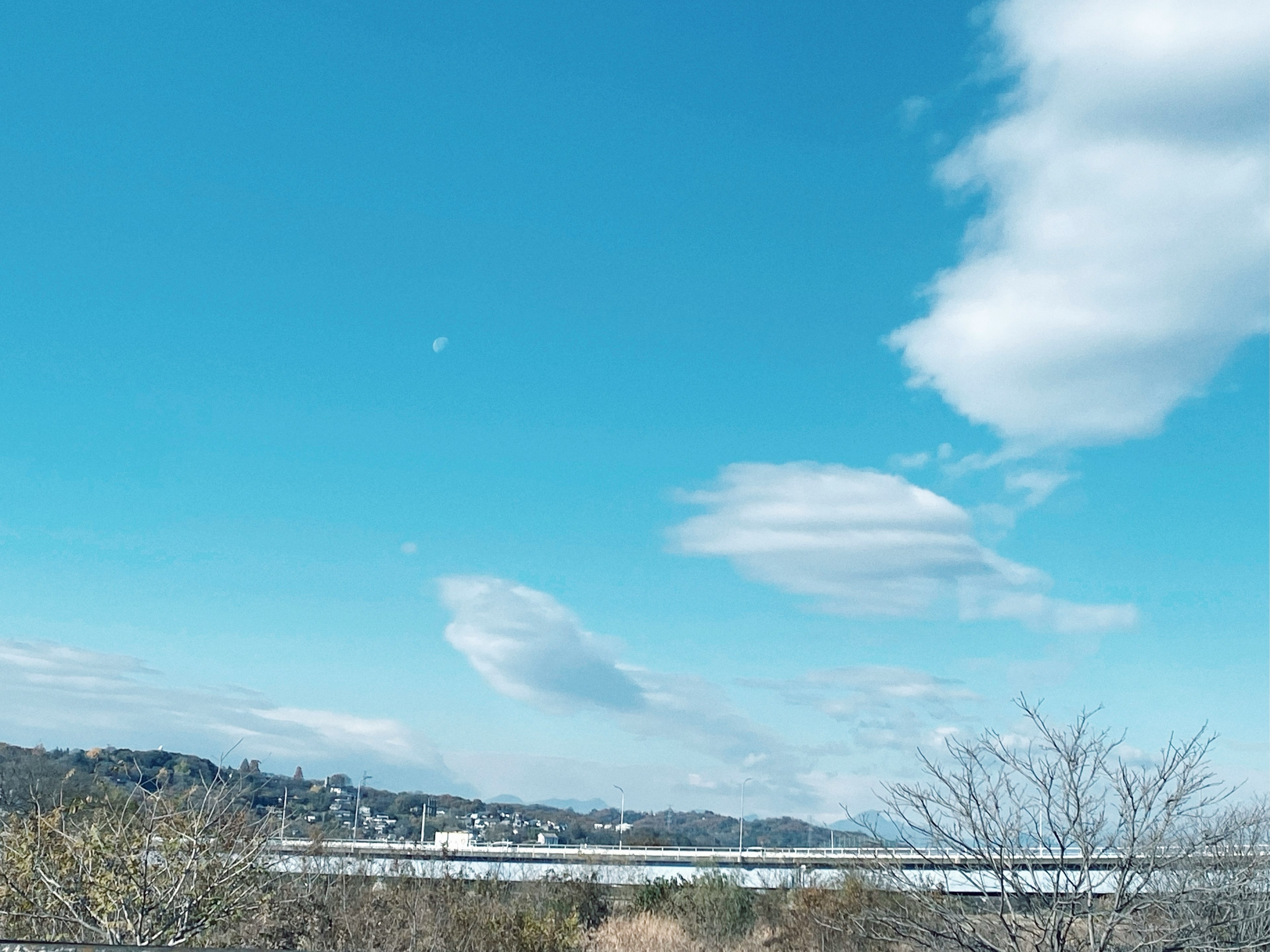 青空と白い雲が広がる風景の写真